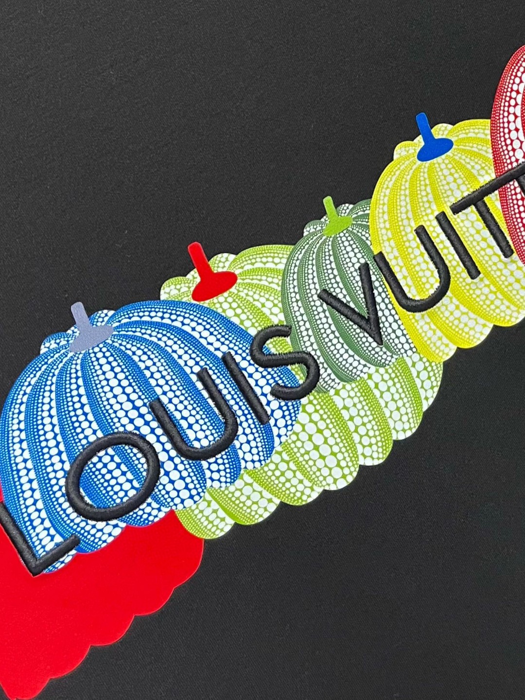 LV高仿男士黑色彩色建築LOGO T恤 潮流設計圖樣上衣款|超A仿原單精品圖片 12 LV高仿男士黑色彩色建築LOGO T恤 潮流設計圖樣上衣款|歐美奢侈品精品推薦