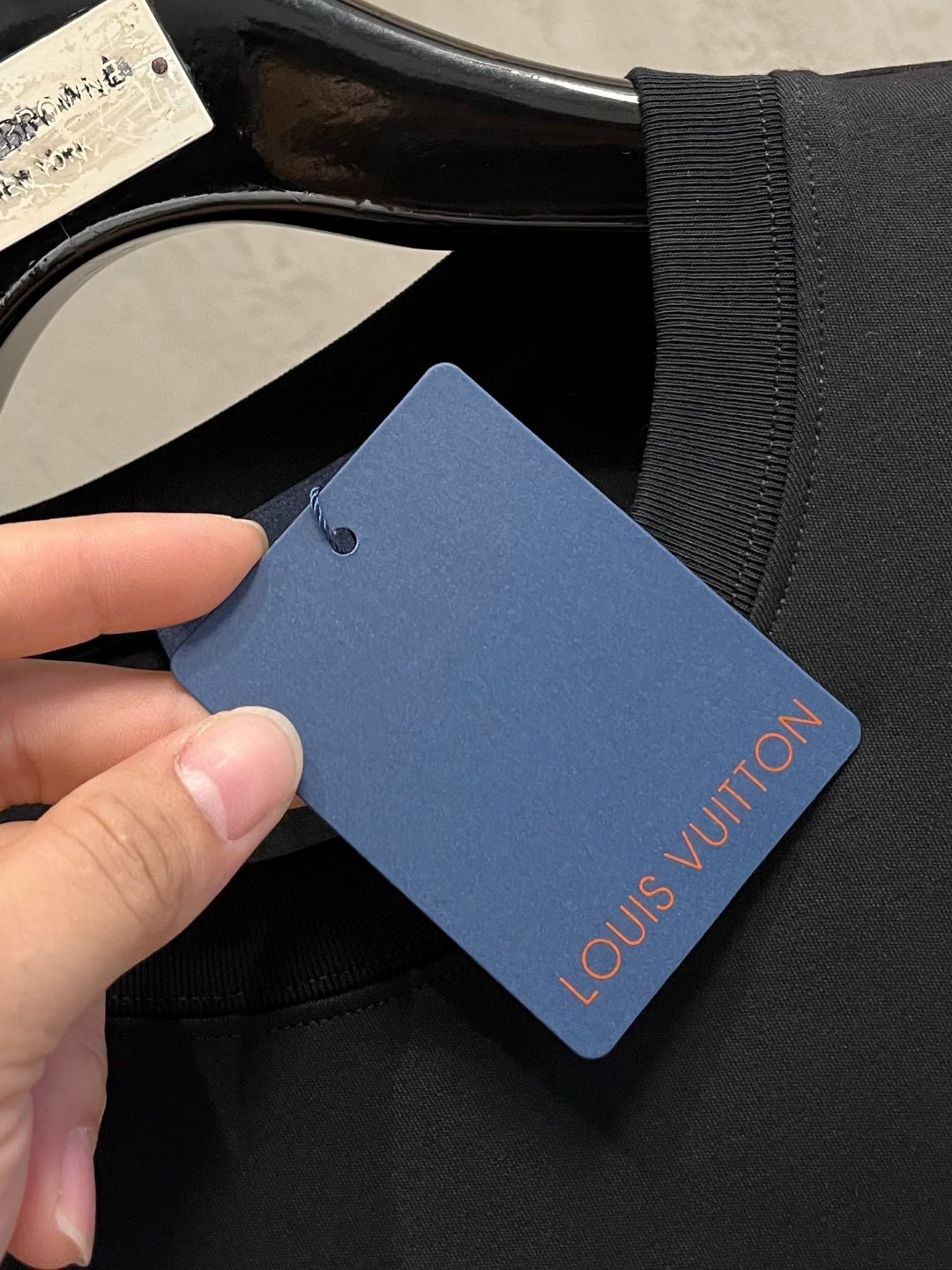 LV高仿男士黑色彩色建築LOGO T恤 潮流設計圖樣上衣款|超A仿原單精品圖片 11 LV高仿男士黑色彩色建築LOGO T恤 潮流設計圖樣上衣款|歐美奢侈品精品推薦