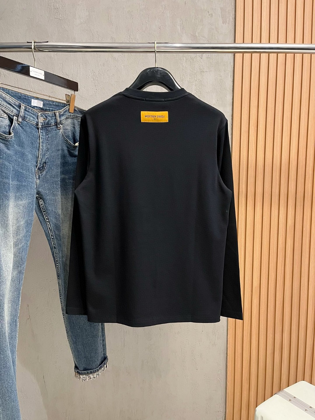 LV高仿男士黑色彩色建築LOGO T恤 潮流設計圖樣上衣款|超A仿原單精品圖片 7 LV高仿男士黑色彩色建築LOGO T恤 潮流設計圖樣上衣款|歐美奢侈品精品推薦