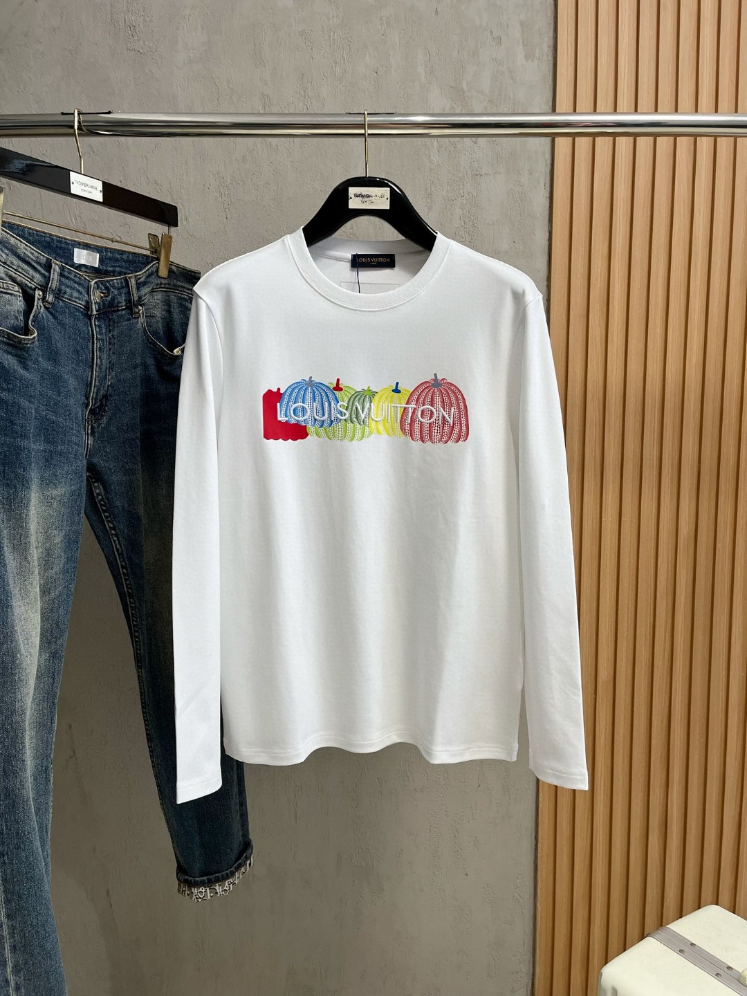 LV高仿男士白色建築元素LOGO刺繡T恤 多彩圓頂視覺潮流款