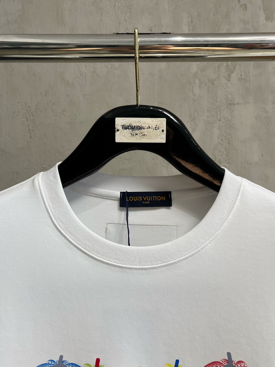LV高仿男士白色建築元素LOGO刺繡T恤 多彩圓頂視覺潮流款|超A仿原單精品圖片 12 LV高仿男士白色建築元素LOGO刺繡T恤 多彩圓頂視覺潮流款|歐美奢侈品精品推薦