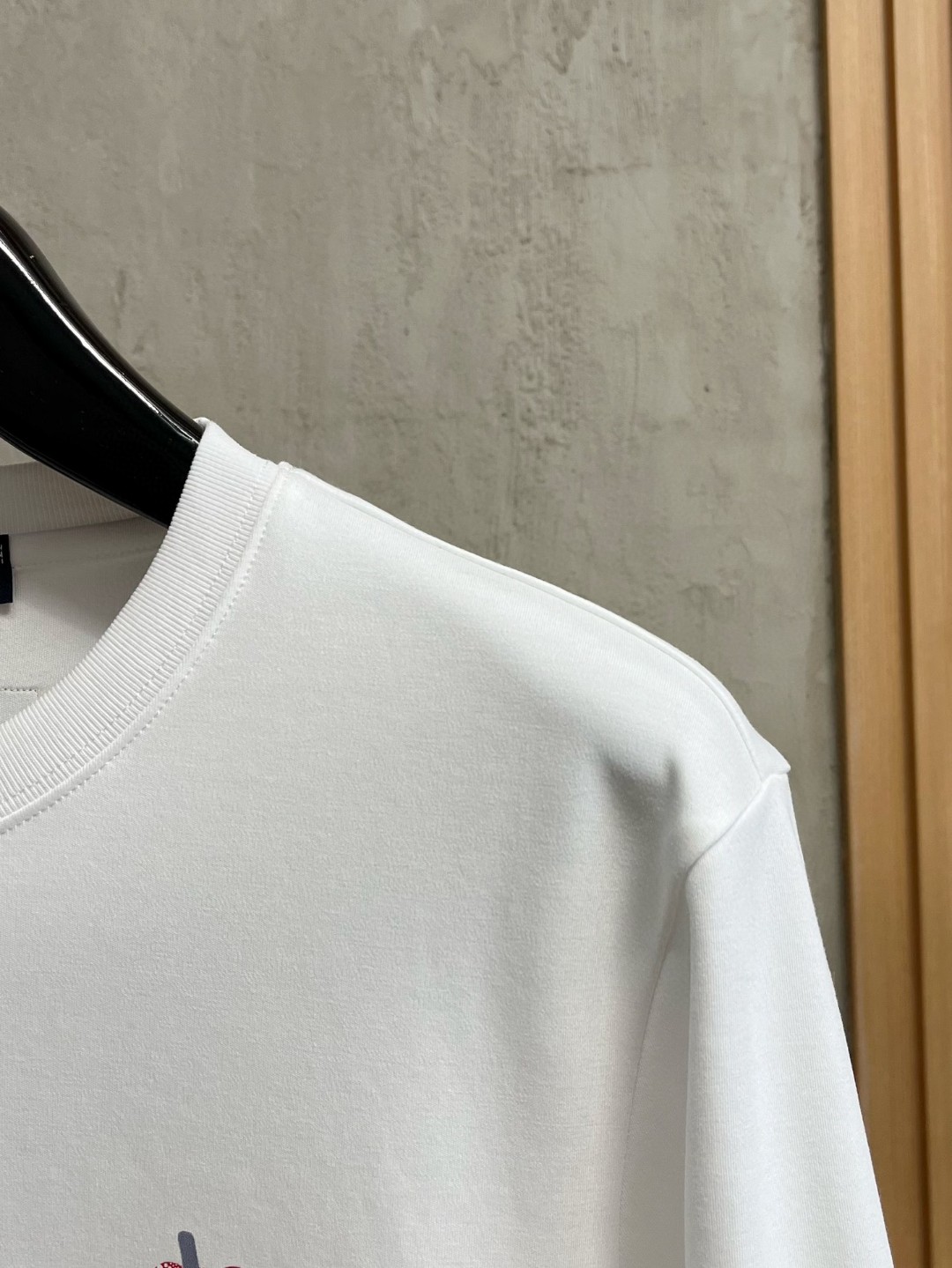 LV高仿男士白色建築元素LOGO刺繡T恤 多彩圓頂視覺潮流款|超A仿原單精品圖片 11 LV高仿男士白色建築元素LOGO刺繡T恤 多彩圓頂視覺潮流款|歐美奢侈品精品推薦