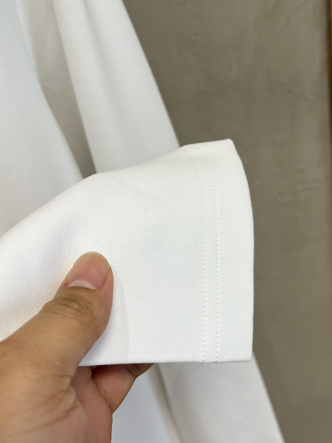 LV高仿男士白色建築元素LOGO刺繡T恤 多彩圓頂視覺潮流款|超A仿原單精品圖片 8 LV高仿男士白色建築元素LOGO刺繡T恤 多彩圓頂視覺潮流款|歐美奢侈品精品推薦