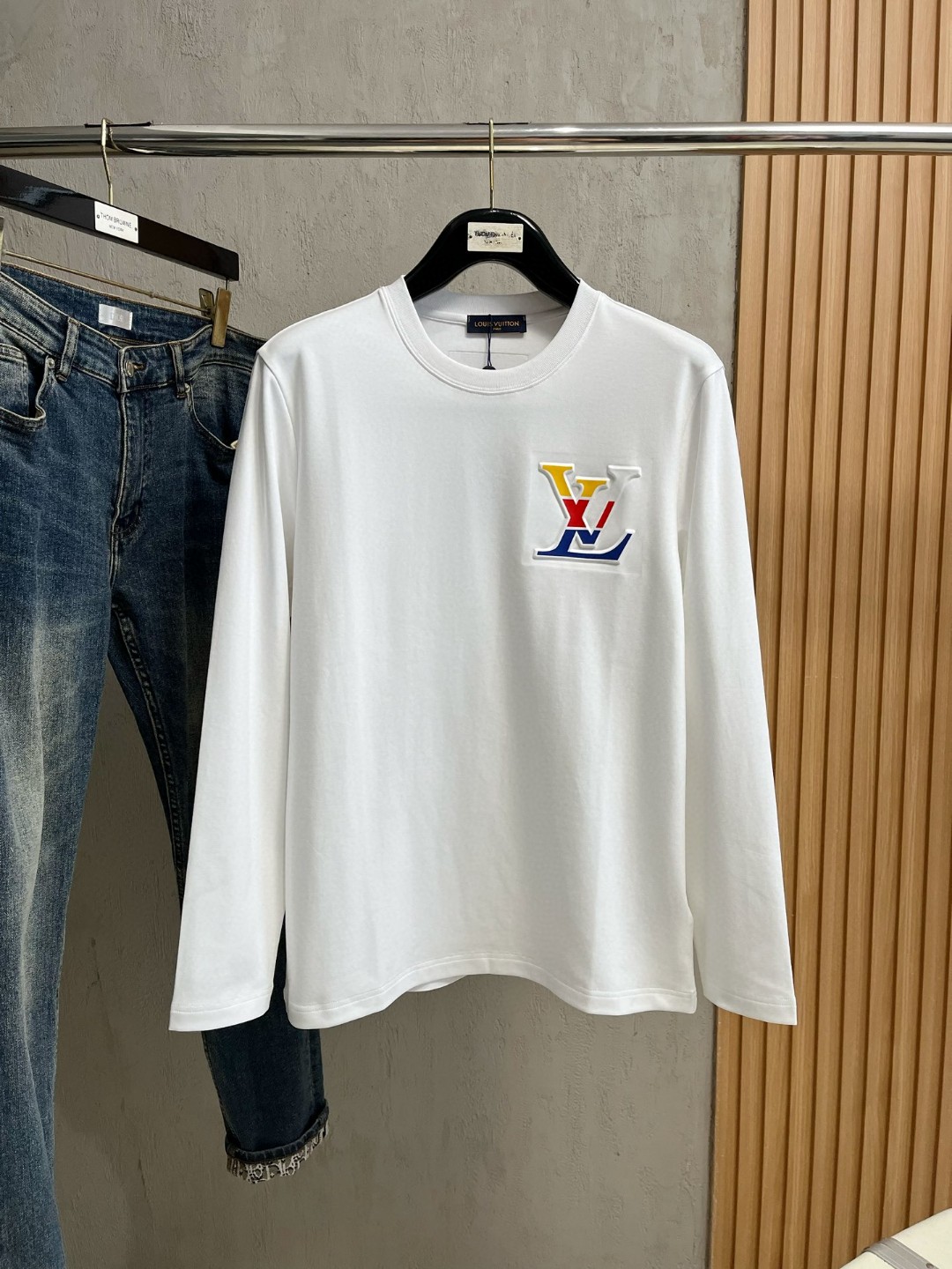 LV高仿男士白色多彩標誌長袖T恤 精緻大LOGO簡約時尚