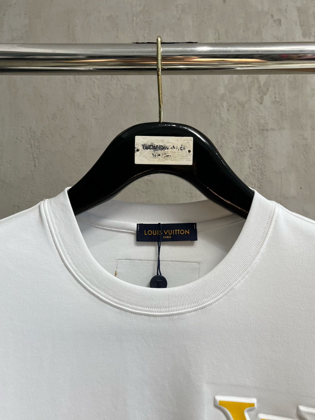 LV高仿男士白色多彩標誌長袖T恤 精緻大LOGO簡約時尚｜歐美奢侈品精品推薦