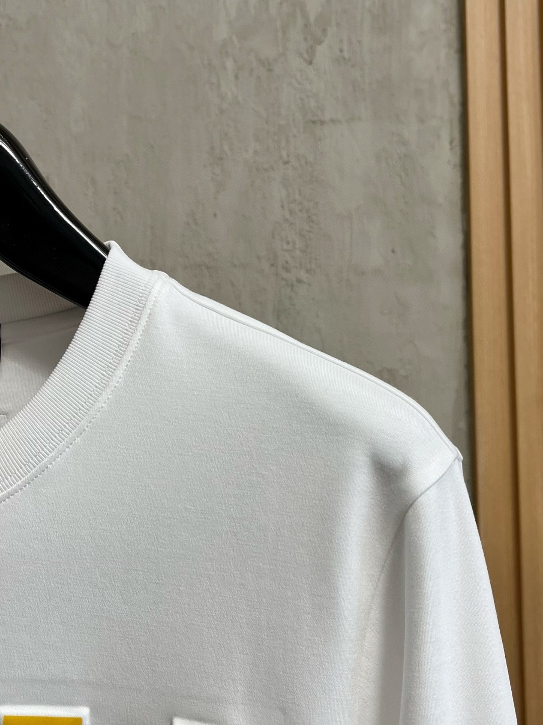 LV高仿男士白色多彩標誌長袖T恤 精緻大LOGO簡約時尚｜歐美奢侈品精品推薦