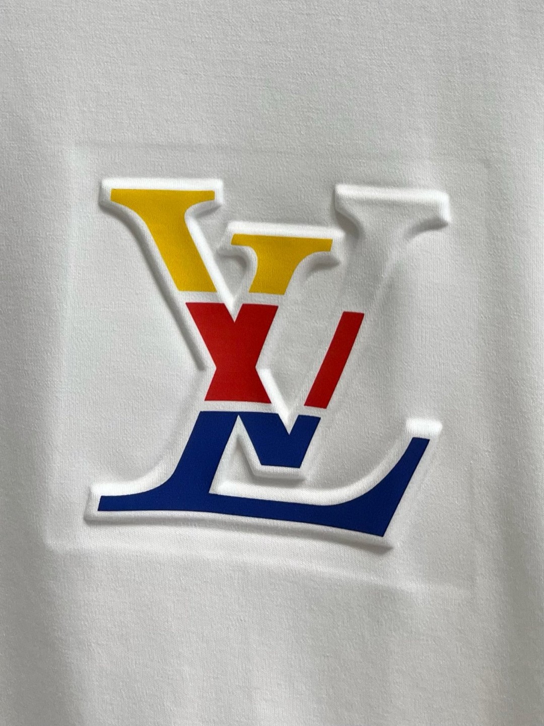 LV高仿男士白色多彩標誌長袖T恤 精緻大LOGO簡約時尚｜歐美奢侈品精品推薦