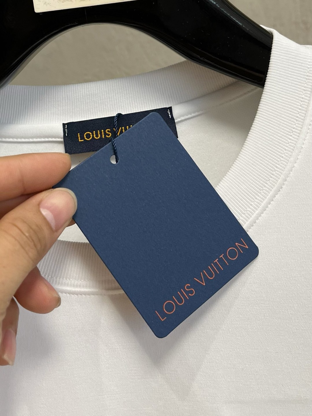 LV高仿男士白色多彩標誌長袖T恤 精緻大LOGO簡約時尚｜歐美奢侈品精品推薦