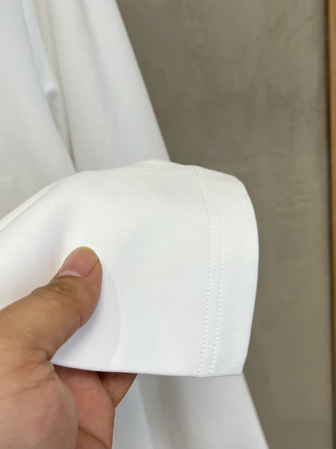 LV高仿男士白色多彩標誌長袖T恤 精緻大LOGO簡約時尚｜歐美奢侈品精品推薦