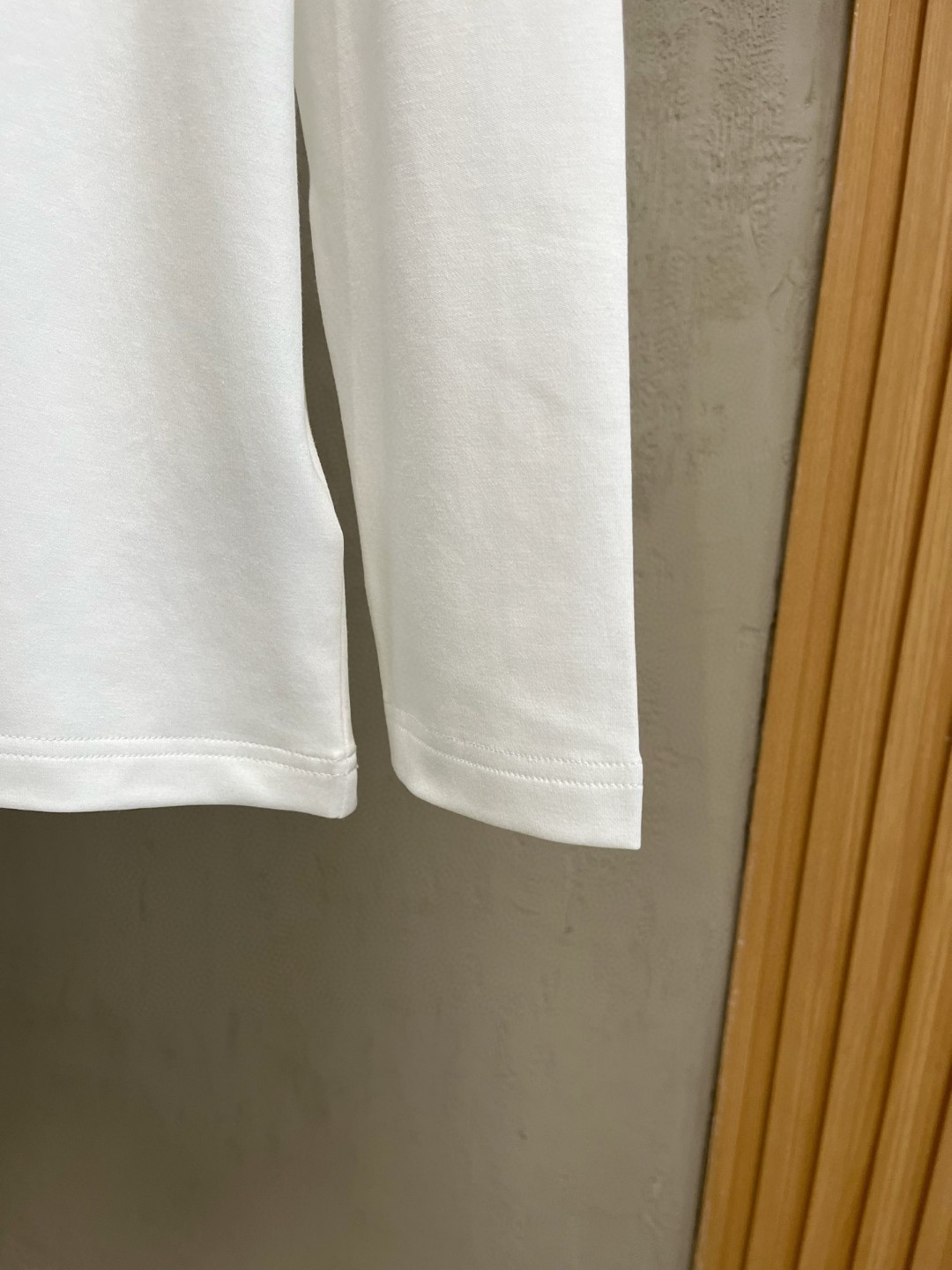 LV高仿男士白色多彩標誌長袖T恤 精緻大LOGO簡約時尚｜歐美奢侈品精品推薦