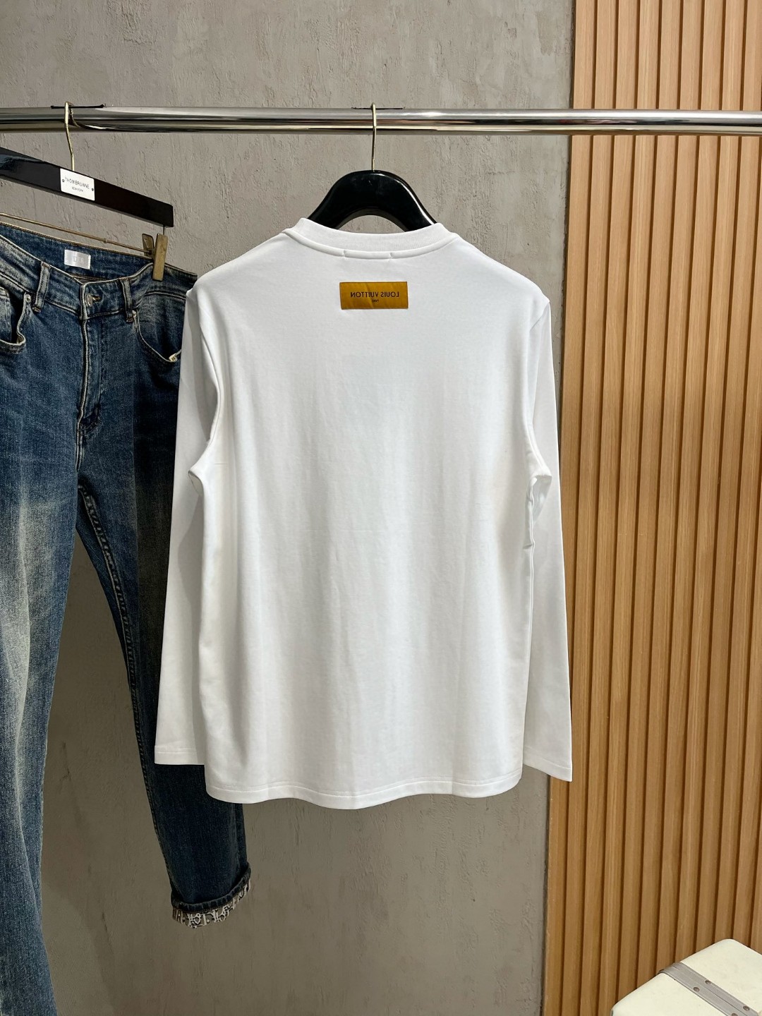 LV高仿男士白色多彩標誌長袖T恤 精緻大LOGO簡約時尚｜歐美奢侈品精品推薦