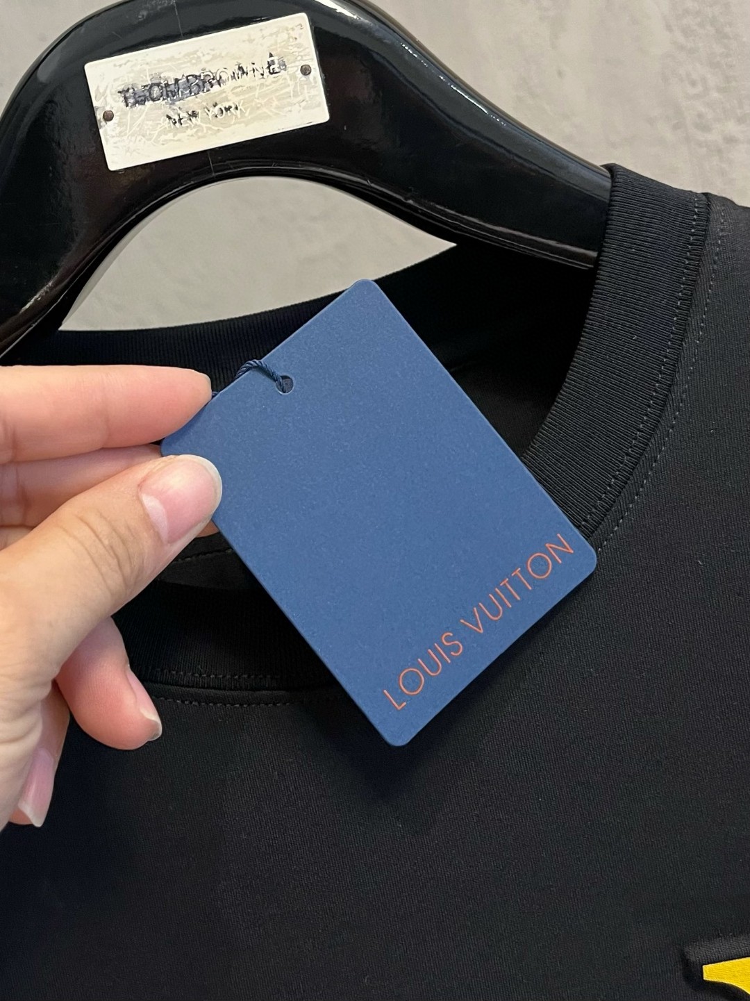 LV原單男士黑色多彩字樣長袖T恤 經典LOGO精緻刺繡款｜歐美奢侈品精品推薦