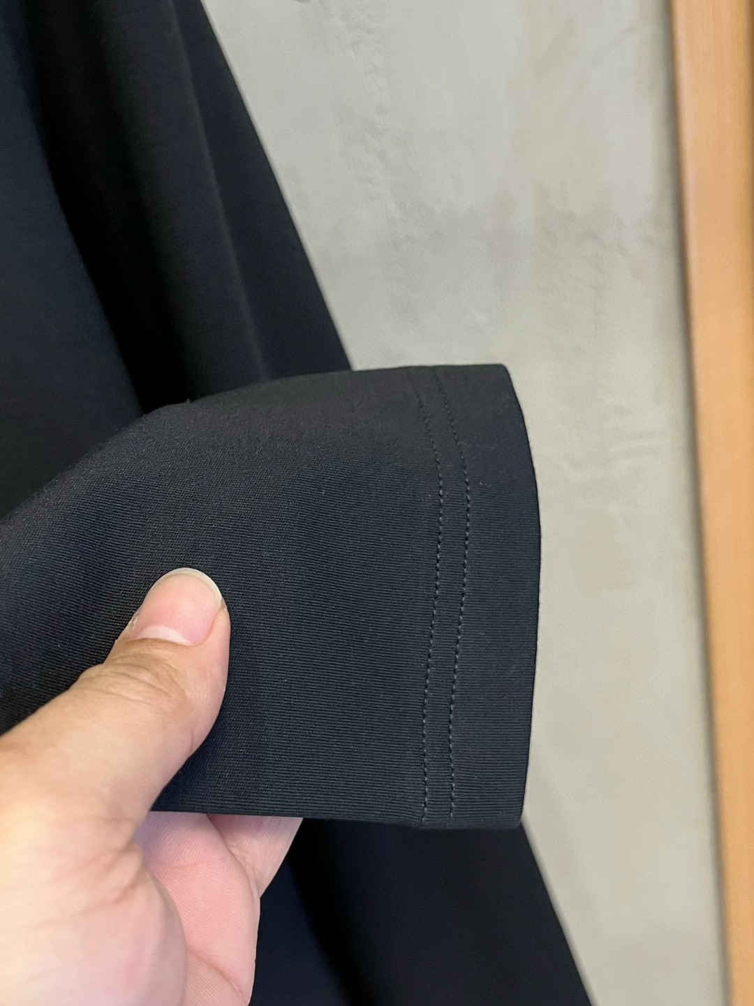 LV原單男士黑色多彩字樣長袖T恤 經典LOGO精緻刺繡款｜歐美奢侈品精品推薦