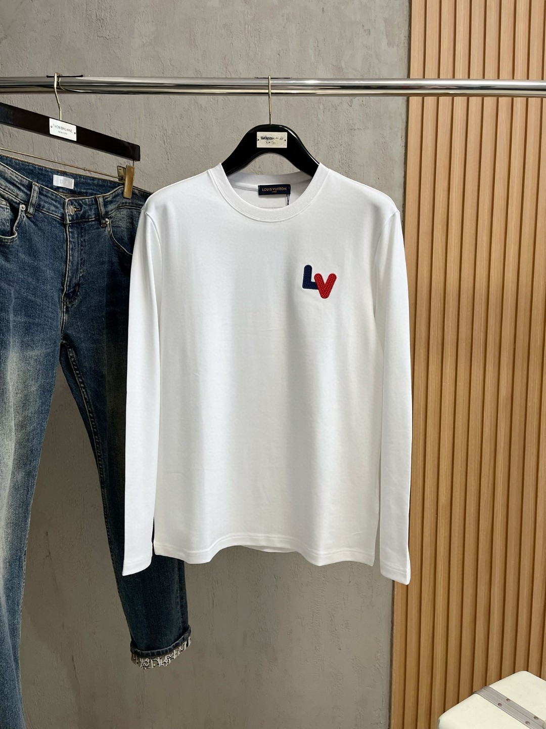 LV高仿男士白色LV紅藍字母T恤 小圖樣百搭簡約風格款