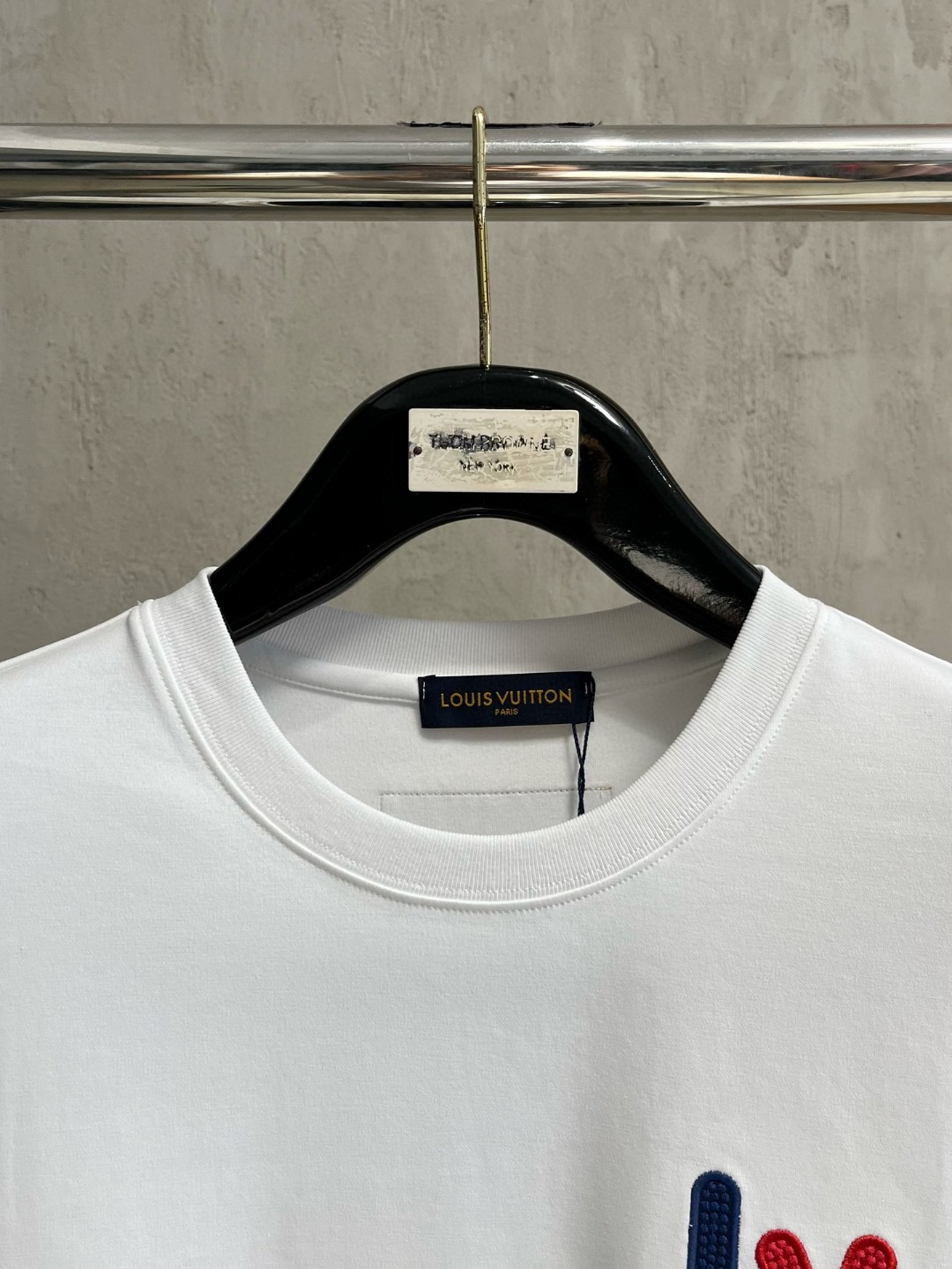 LV高仿男士白色LV紅藍字母T恤 小圖樣百搭簡約風格款｜歐美奢侈品精品推薦