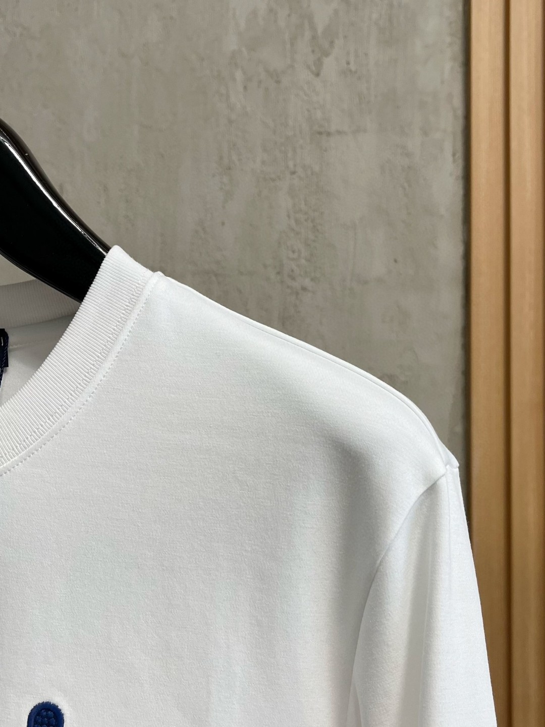 LV高仿男士白色LV紅藍字母T恤 小圖樣百搭簡約風格款｜歐美奢侈品精品推薦