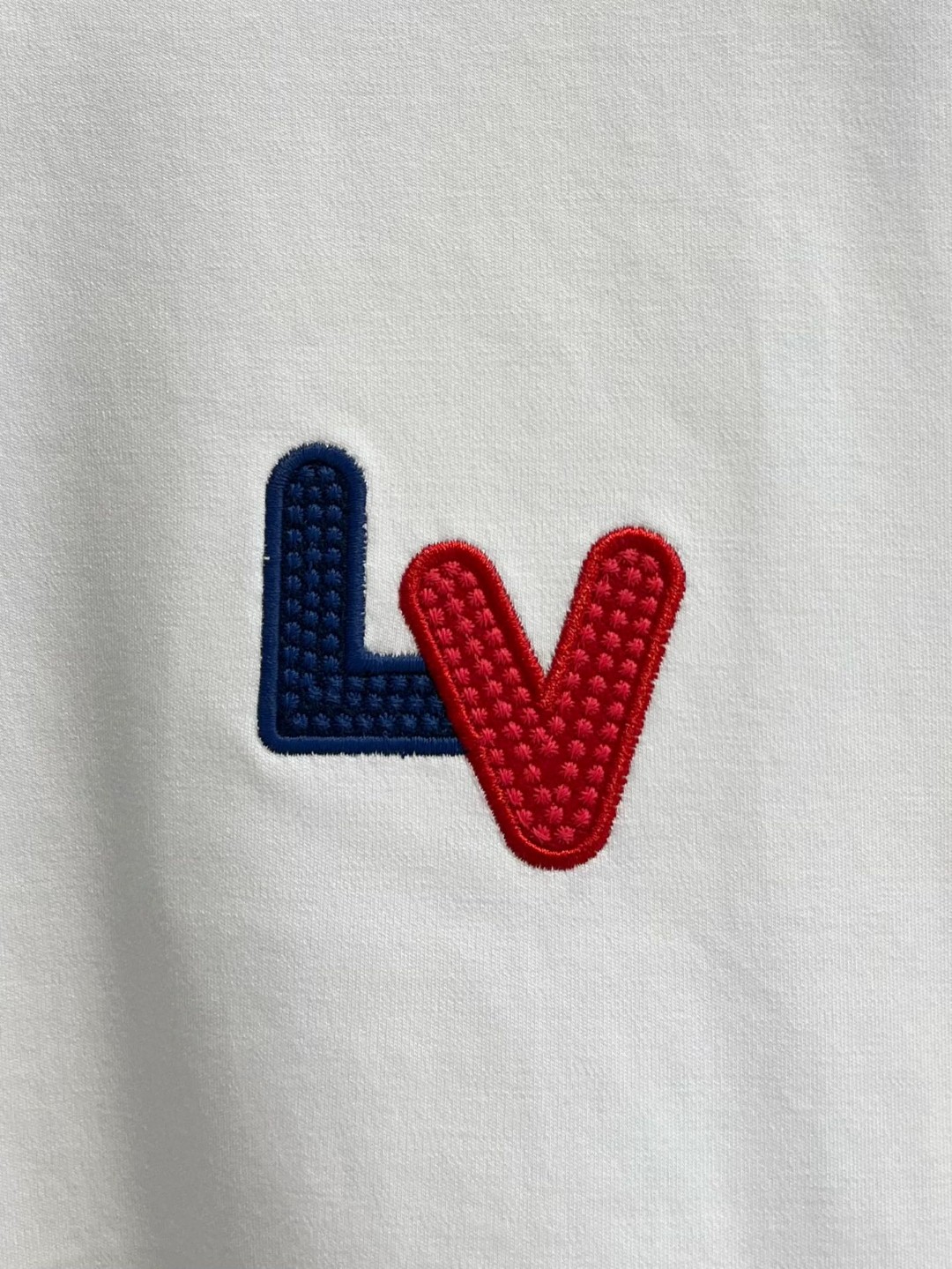 LV高仿男士白色LV紅藍字母T恤 小圖樣百搭簡約風格款｜歐美奢侈品精品推薦