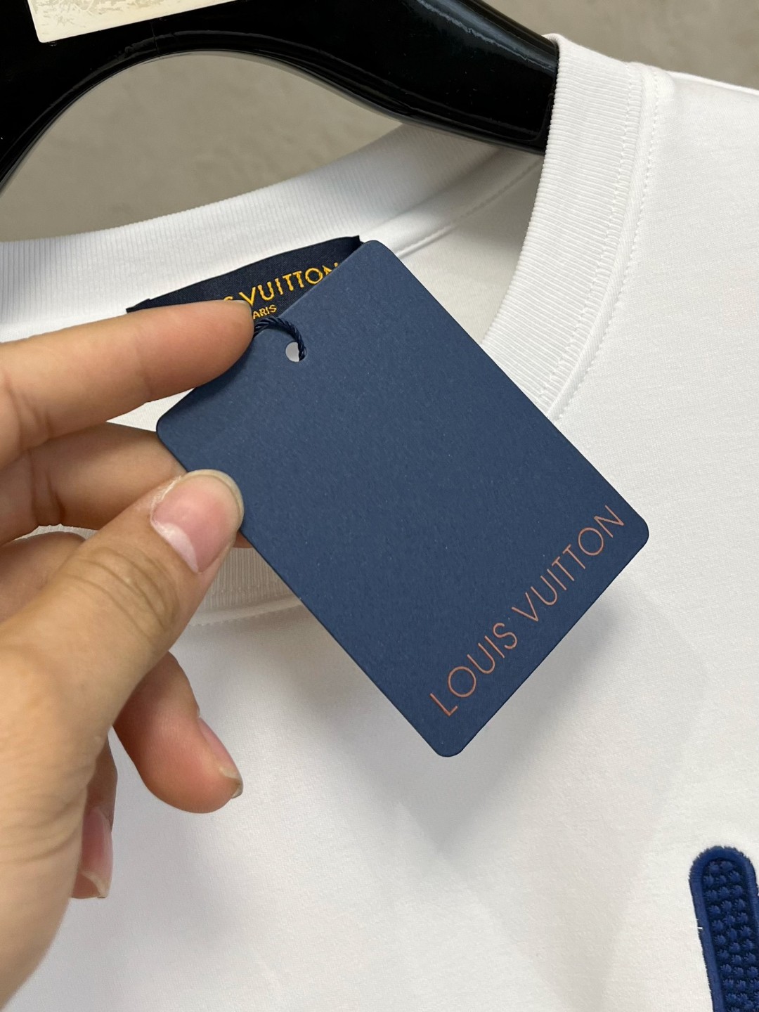 LV高仿男士白色LV紅藍字母T恤 小圖樣百搭簡約風格款｜歐美奢侈品精品推薦