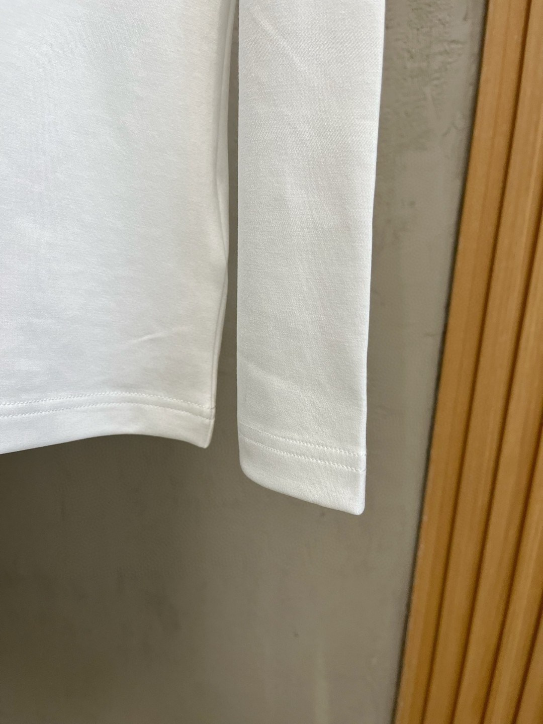 LV高仿男士白色LV紅藍字母T恤 小圖樣百搭簡約風格款｜歐美奢侈品精品推薦