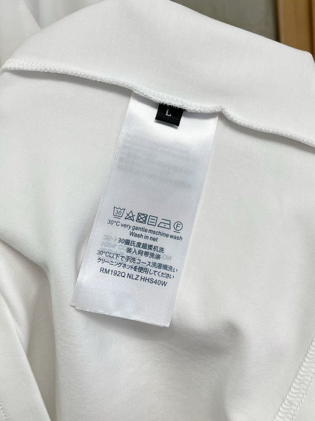 LV高仿男士白色LV紅藍字母T恤 小圖樣百搭簡約風格款｜歐美奢侈品精品推薦