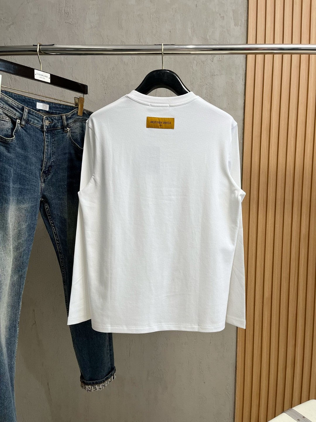 LV高仿男士白色LV紅藍字母T恤 小圖樣百搭簡約風格款｜歐美奢侈品精品推薦