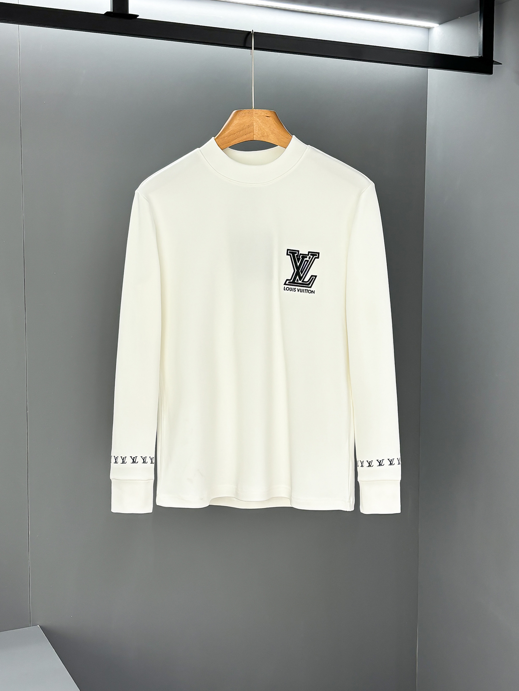 LV一比一男士白色LOGO長袖T恤 袖口滿版圖騰設計精品感