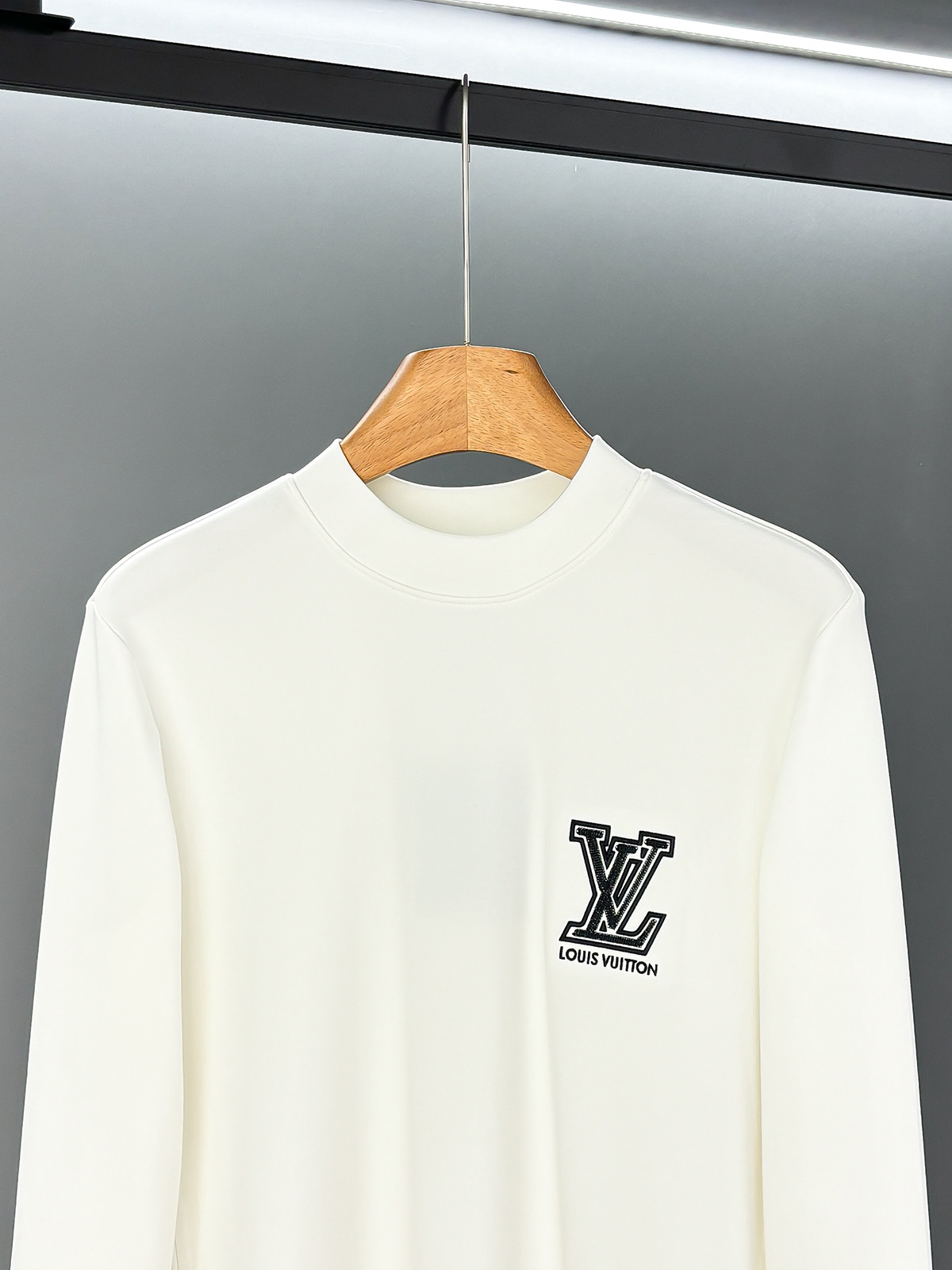 LV一比一男士白色LOGO長袖T恤 袖口滿版圖騰設計精品感｜歐美奢侈品精品推薦