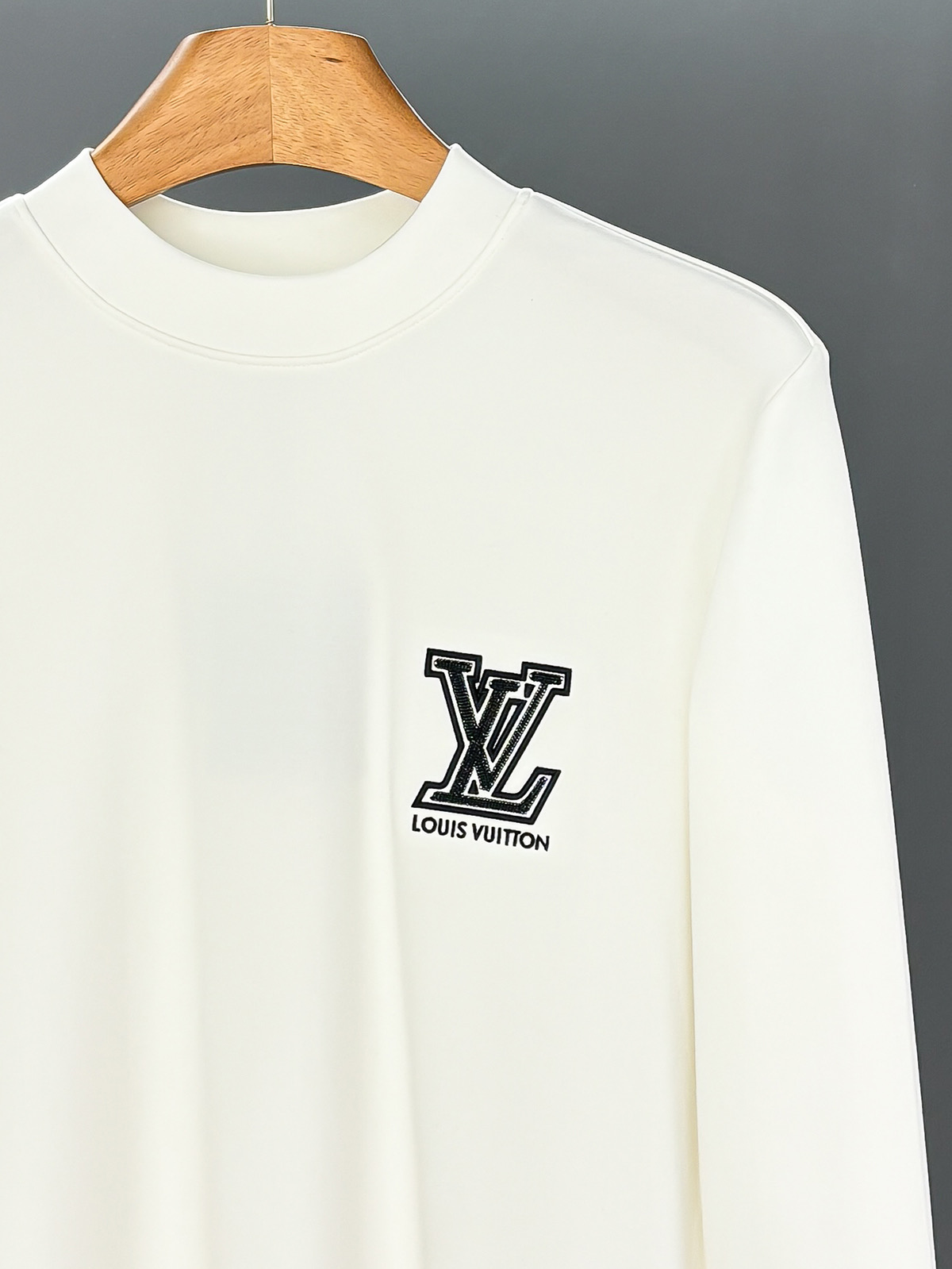 LV一比一男士白色LOGO長袖T恤 袖口滿版圖騰設計精品感｜歐美奢侈品精品推薦