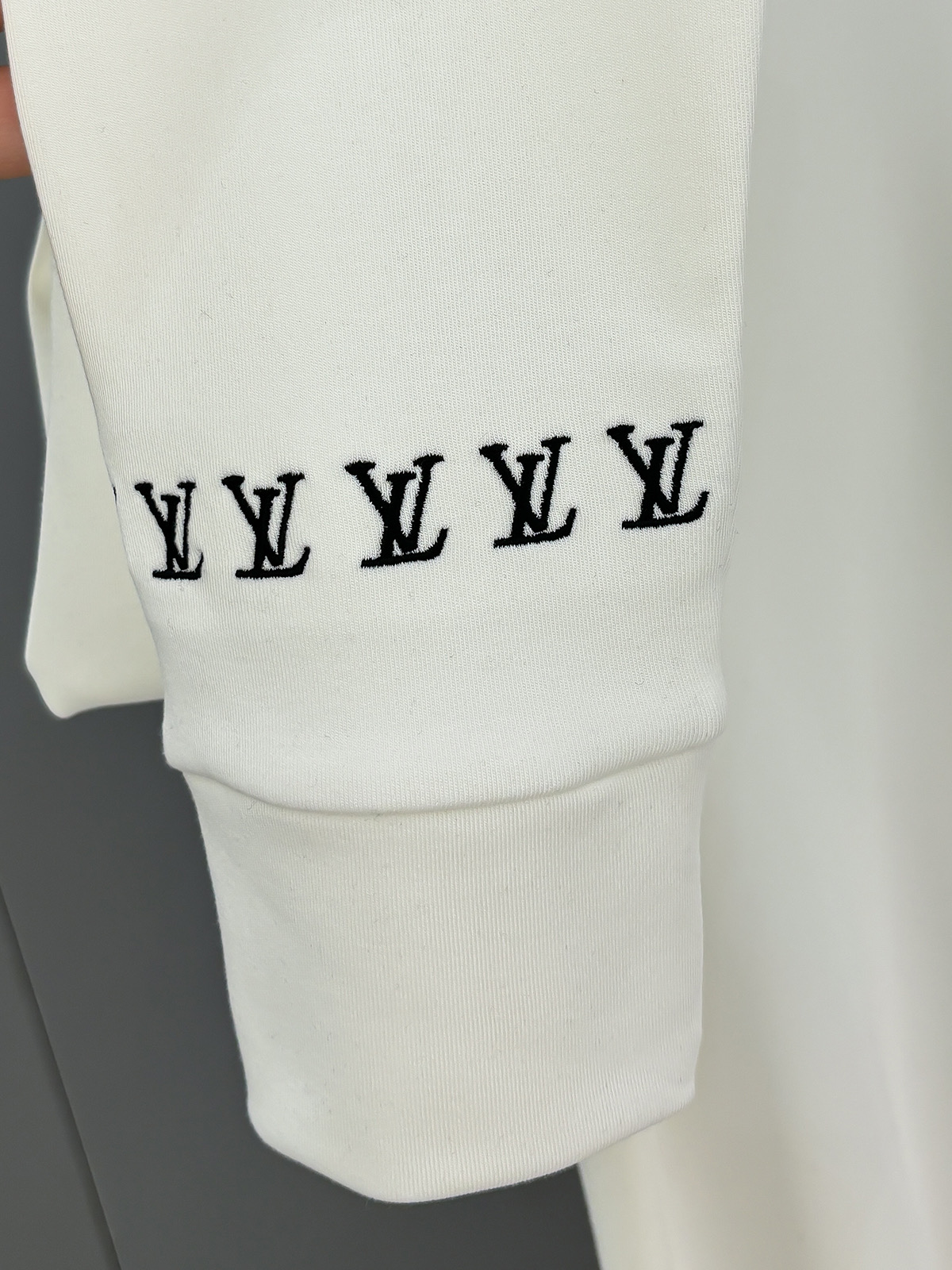 LV一比一男士白色LOGO長袖T恤 袖口滿版圖騰設計精品感｜歐美奢侈品精品推薦