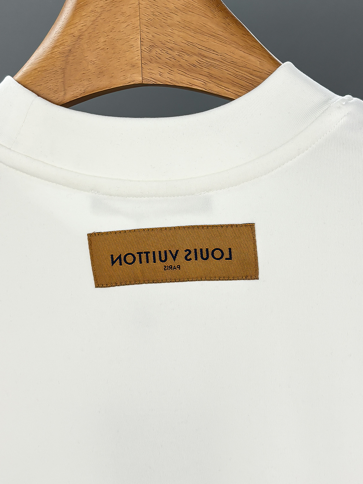 LV一比一男士白色LOGO長袖T恤 袖口滿版圖騰設計精品感｜歐美奢侈品精品推薦