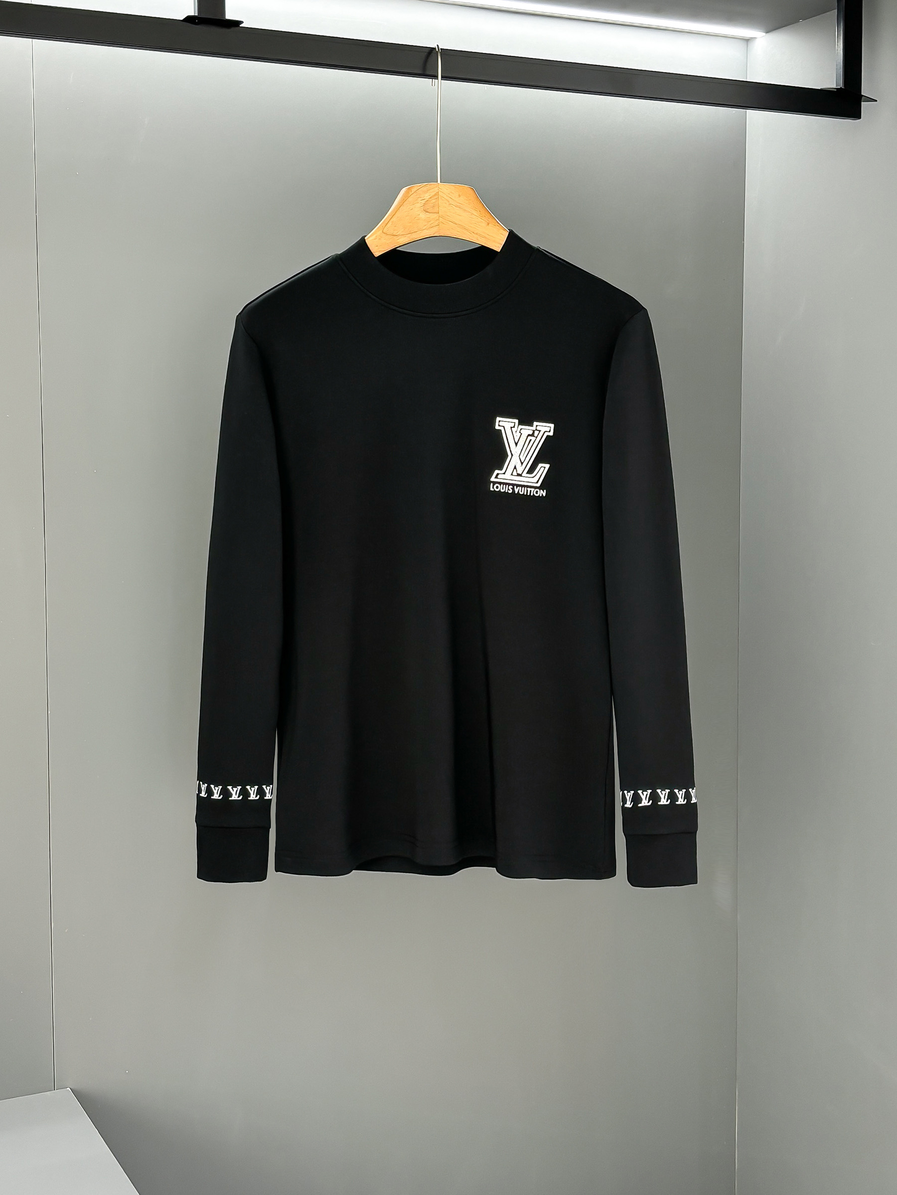 LV高仿男士黑色LOGO刺繡T恤 袖口滿版細節街頭潮感款