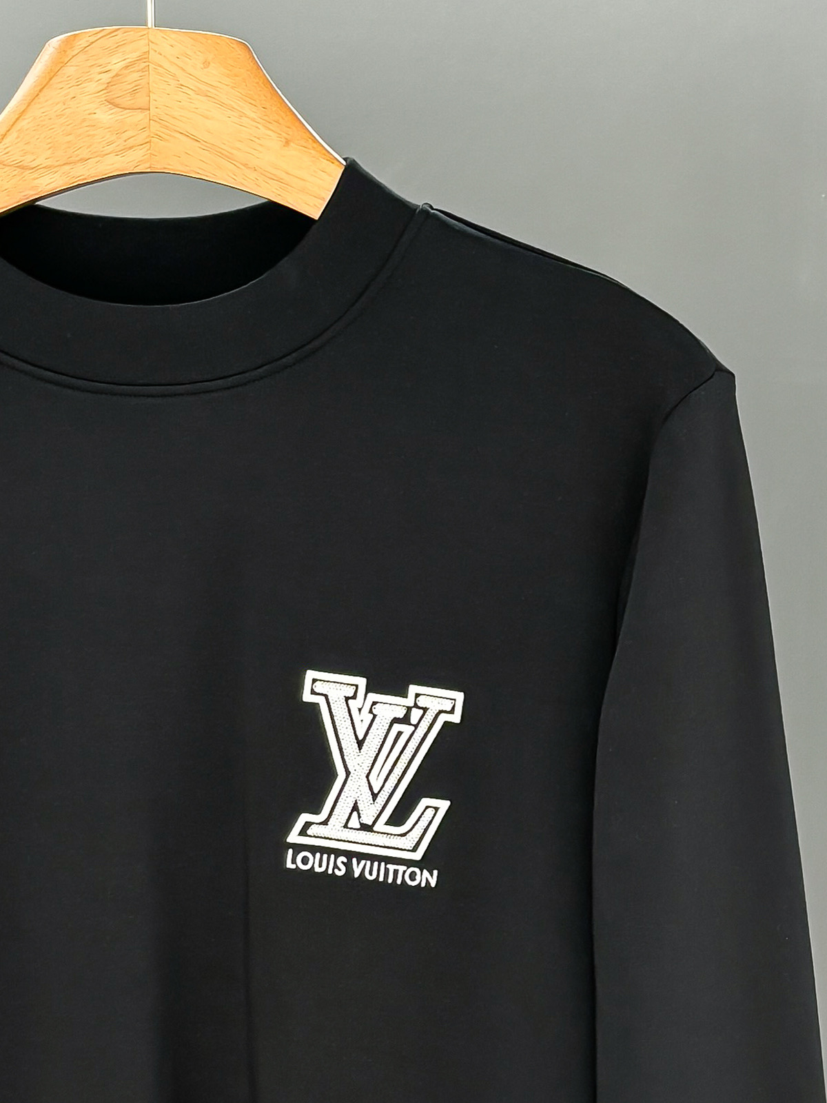 LV高仿男士黑色LOGO刺繡T恤 袖口滿版細節街頭潮感款｜歐美奢侈品精品推薦