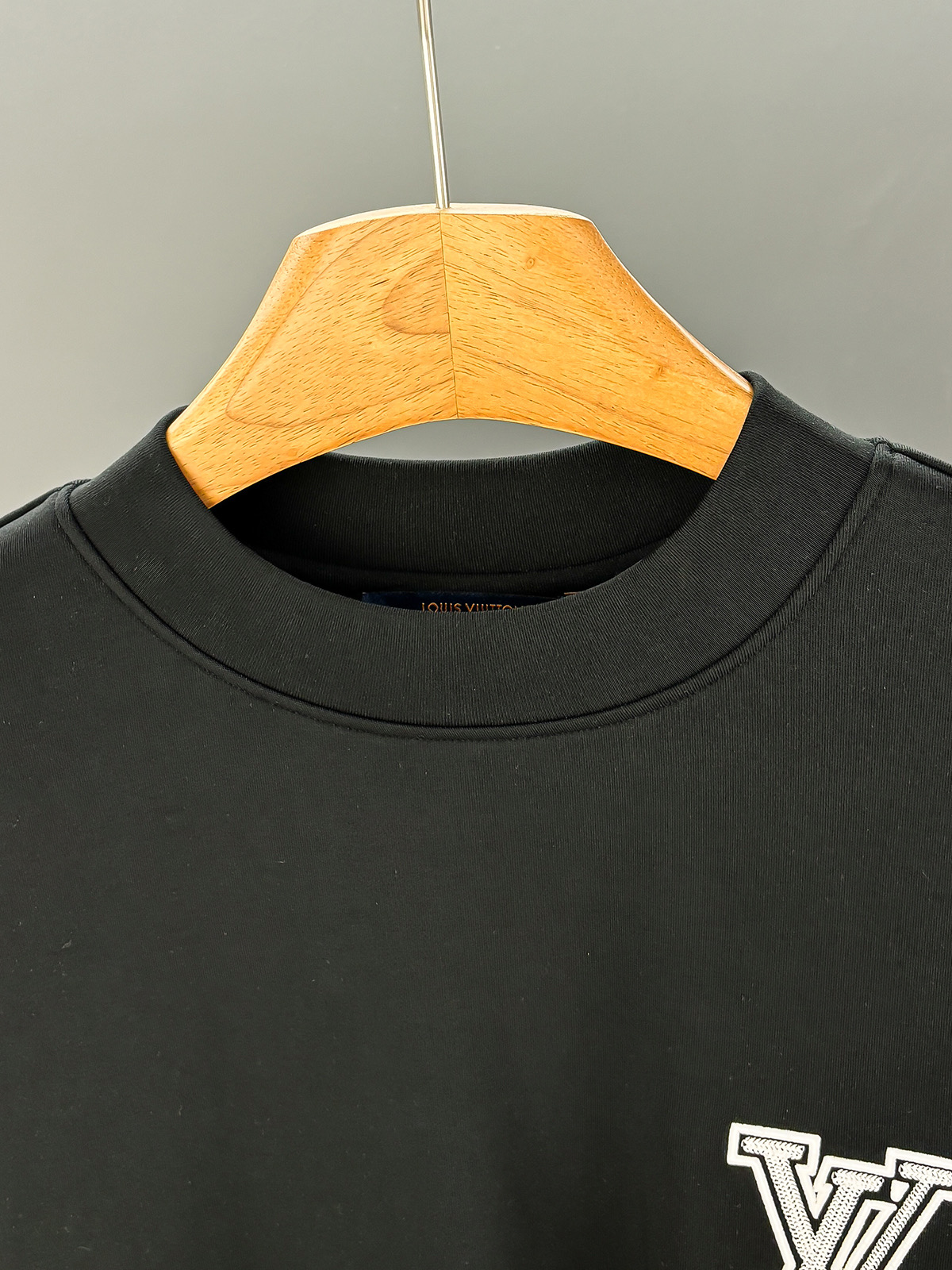 LV高仿男士黑色LOGO刺繡T恤 袖口滿版細節街頭潮感款｜歐美奢侈品精品推薦