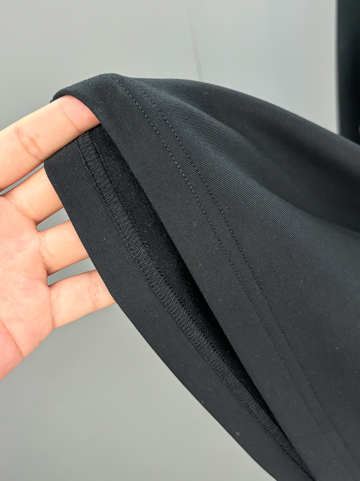 LV高仿男士黑色LOGO刺繡T恤 袖口滿版細節街頭潮感款｜歐美奢侈品精品推薦