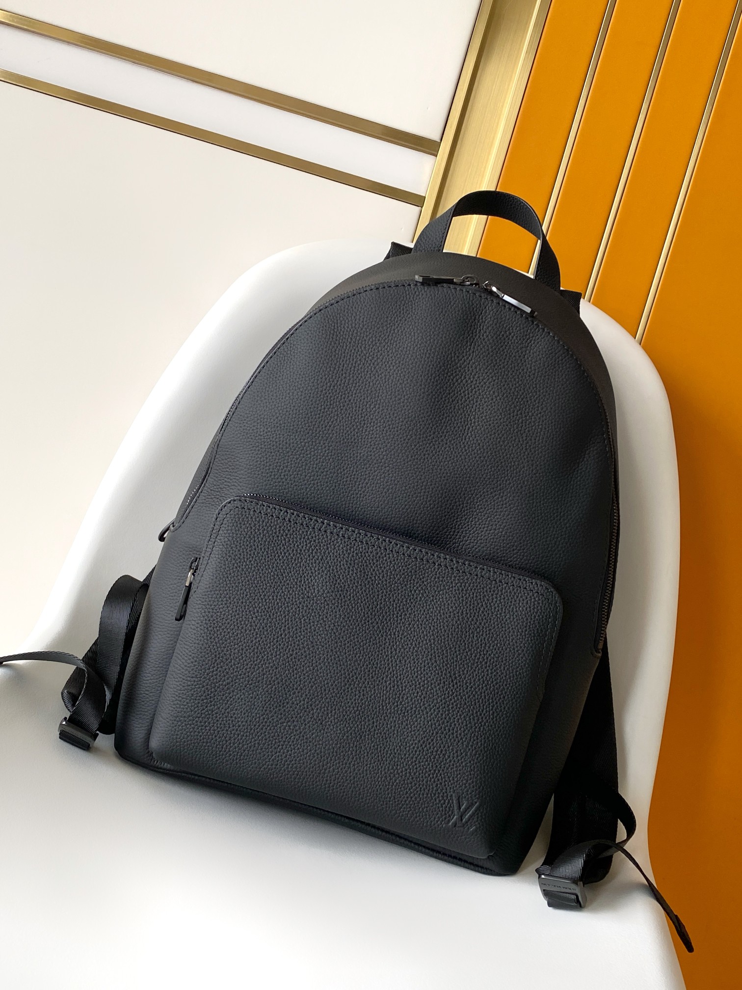 LV高仿男士素面雙肩背包 經典簡約風格款式實用