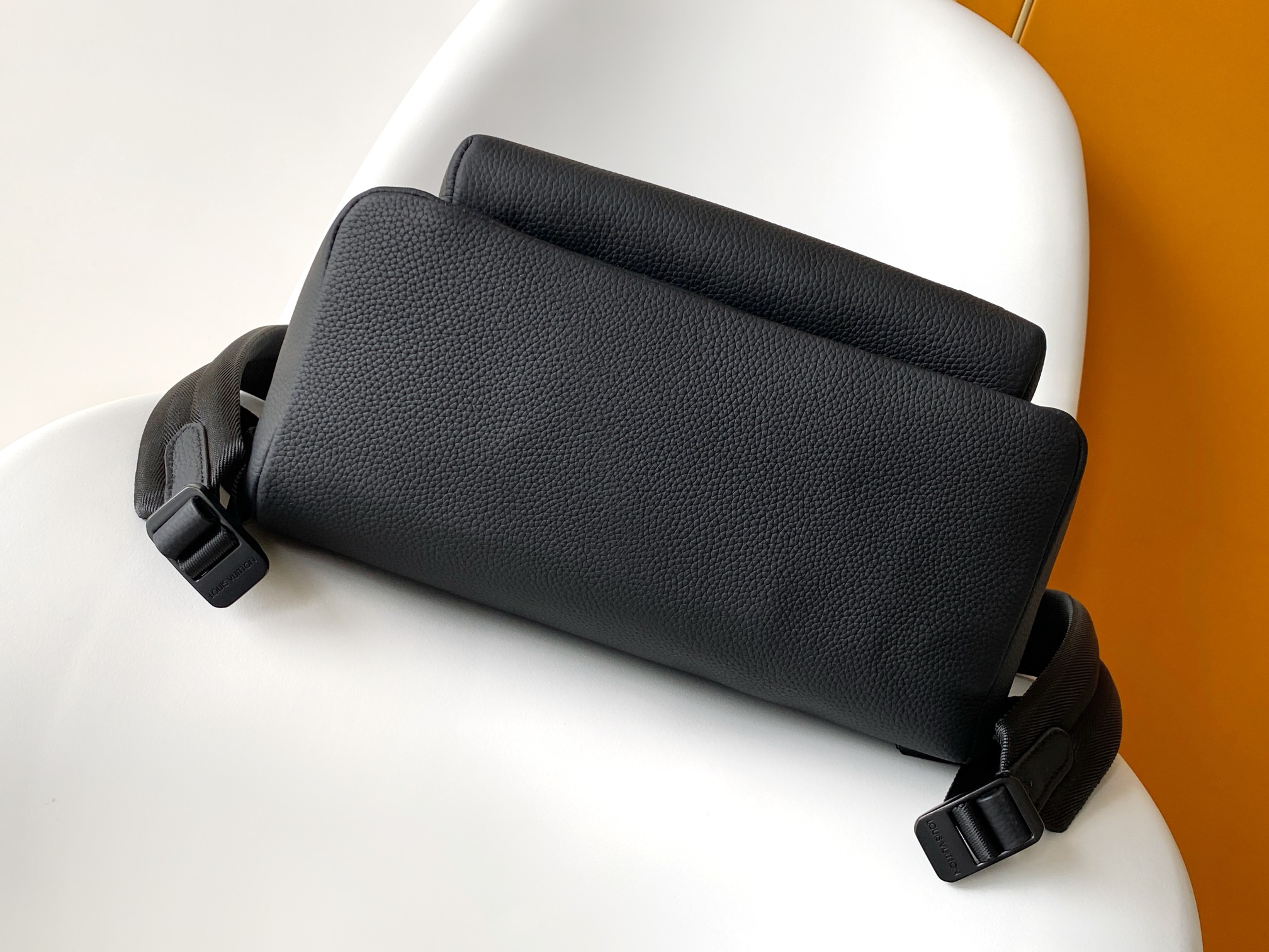 LV高仿男士素面雙肩背包 經典簡約風格款式實用｜歐美奢侈品精品推薦