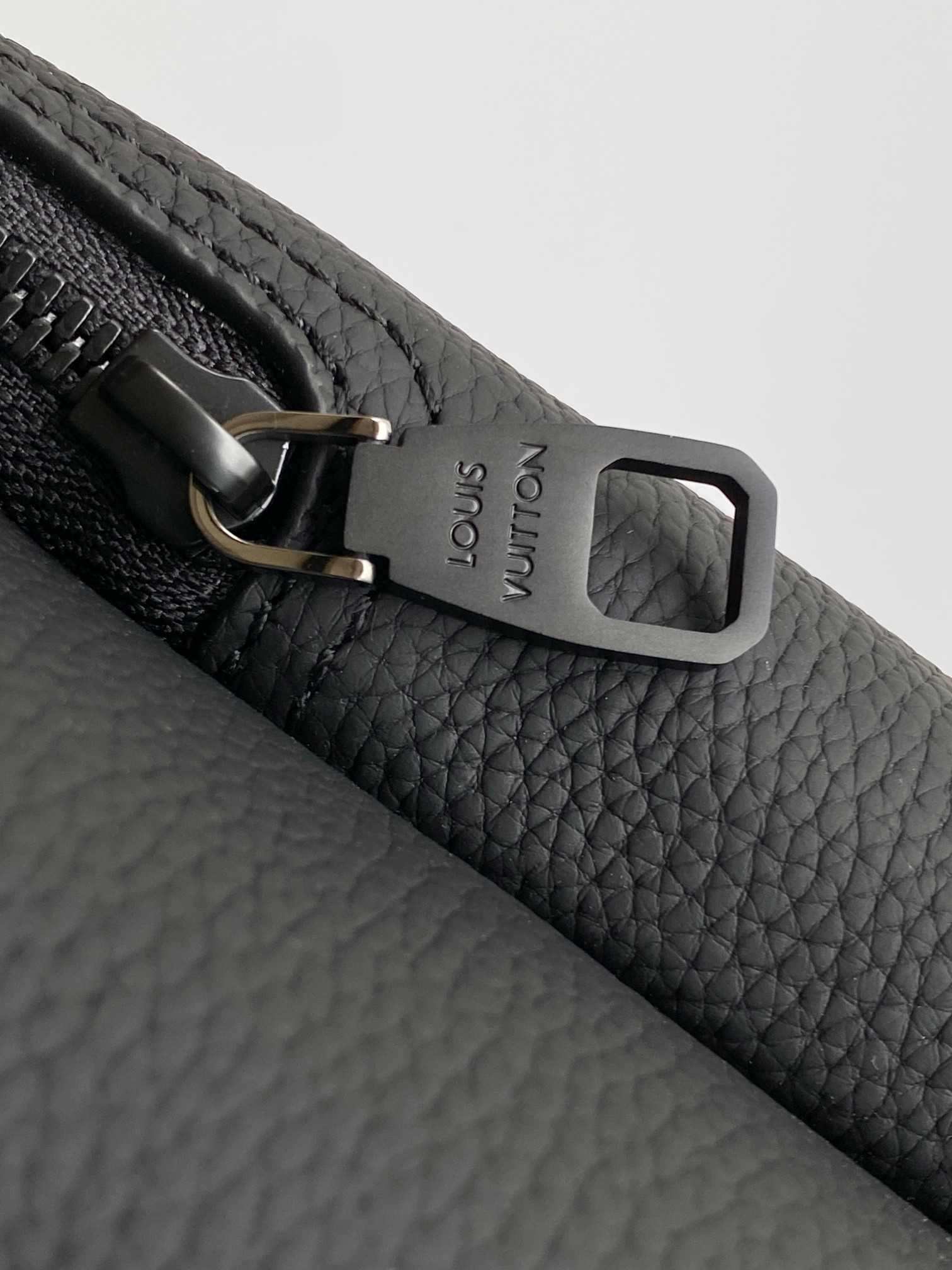 LV高仿男士素面雙肩背包 經典簡約風格款式實用｜歐美奢侈品精品推薦