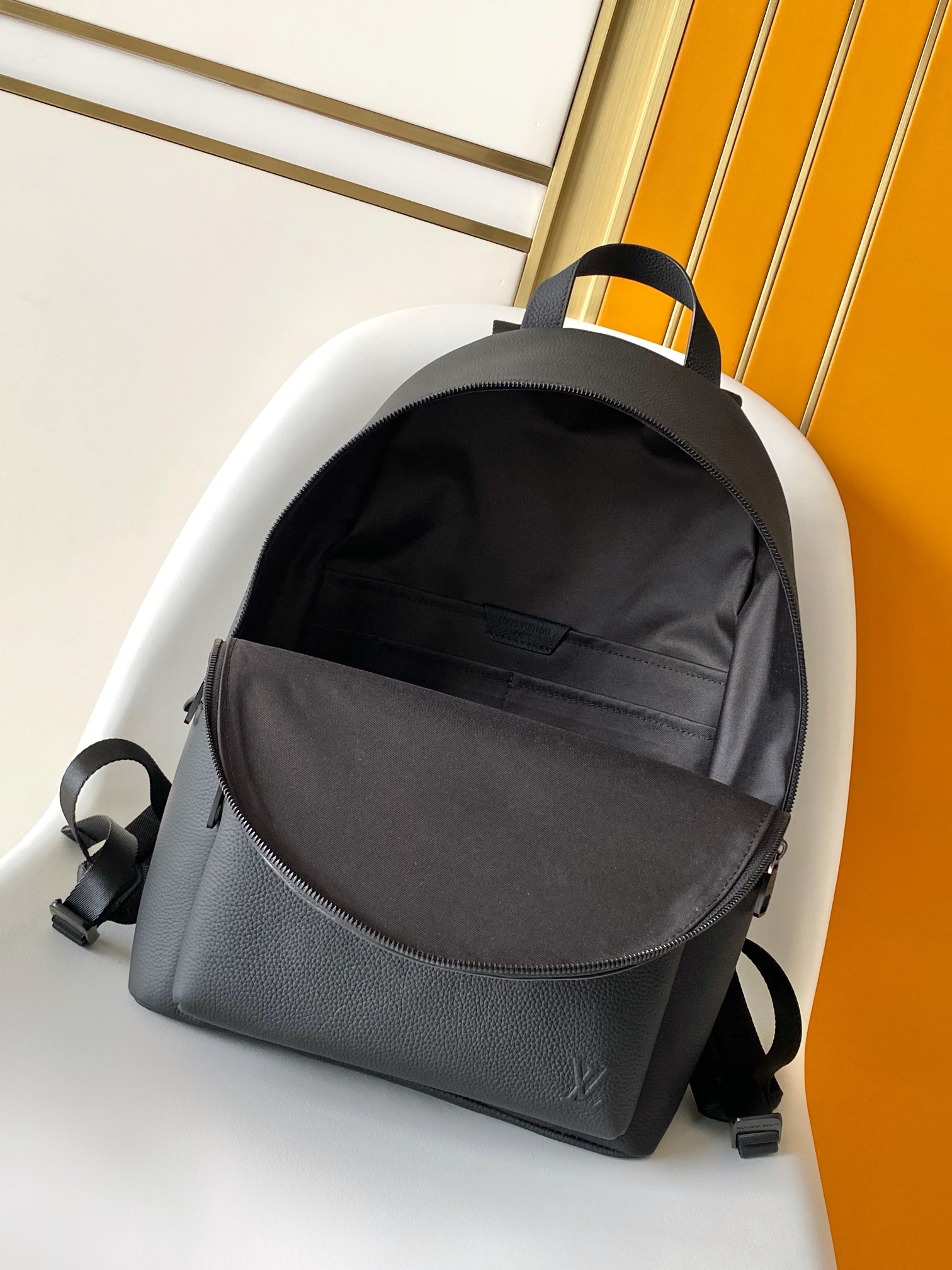 LV高仿男士素面雙肩背包 經典簡約風格款式實用｜歐美奢侈品精品推薦