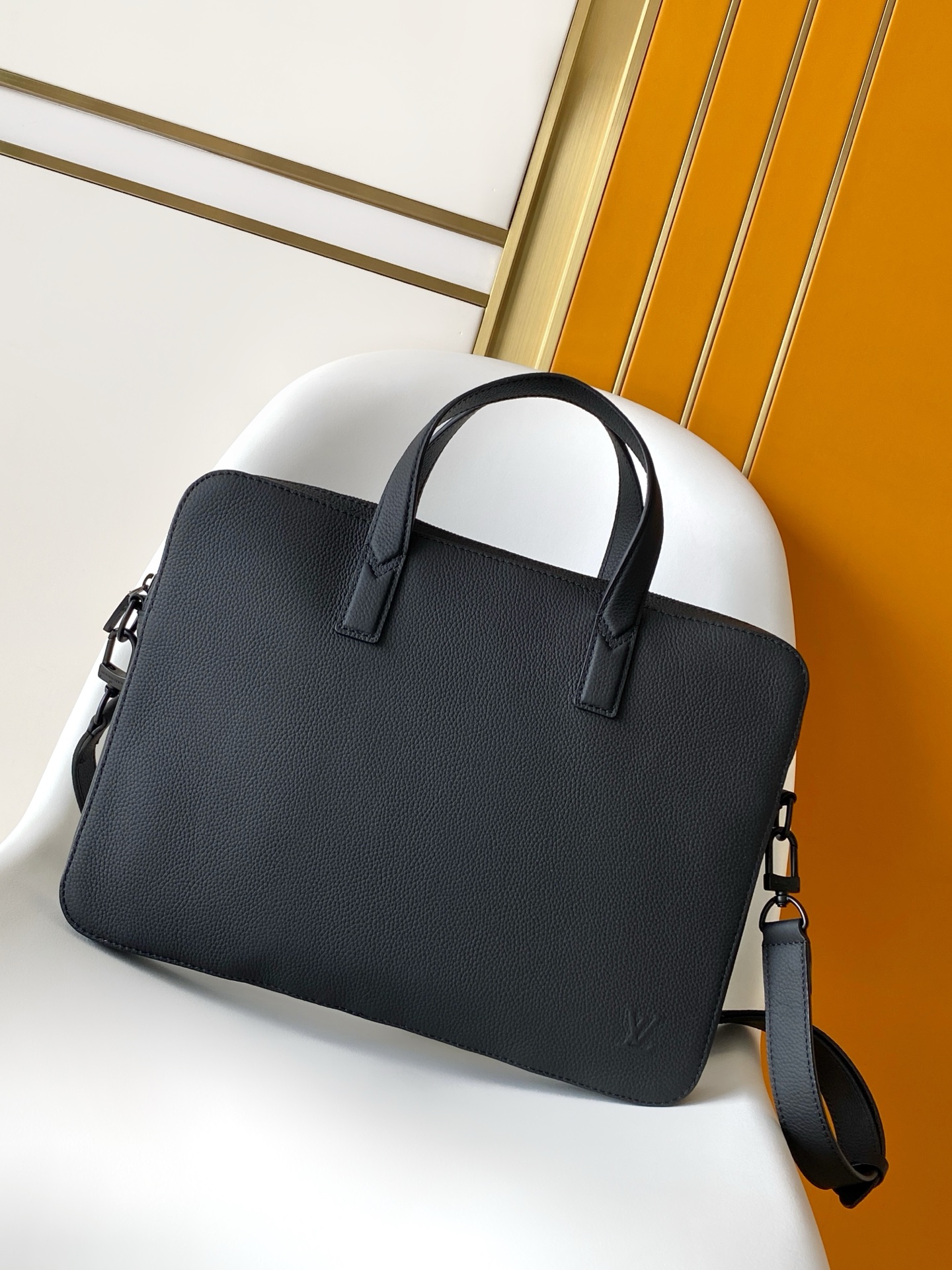 LV高仿男士黑色商務手提包 百搭通勤專用簡約設計