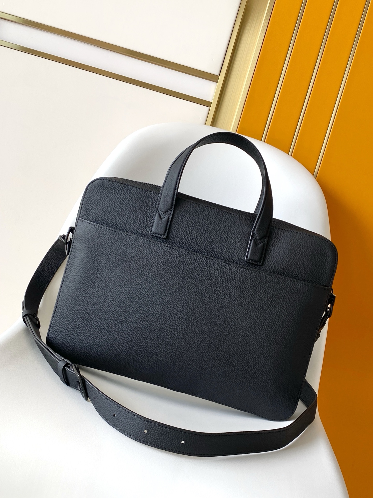 LV高仿男士黑色商務手提包 百搭通勤專用簡約設計｜歐美奢侈品精品推薦