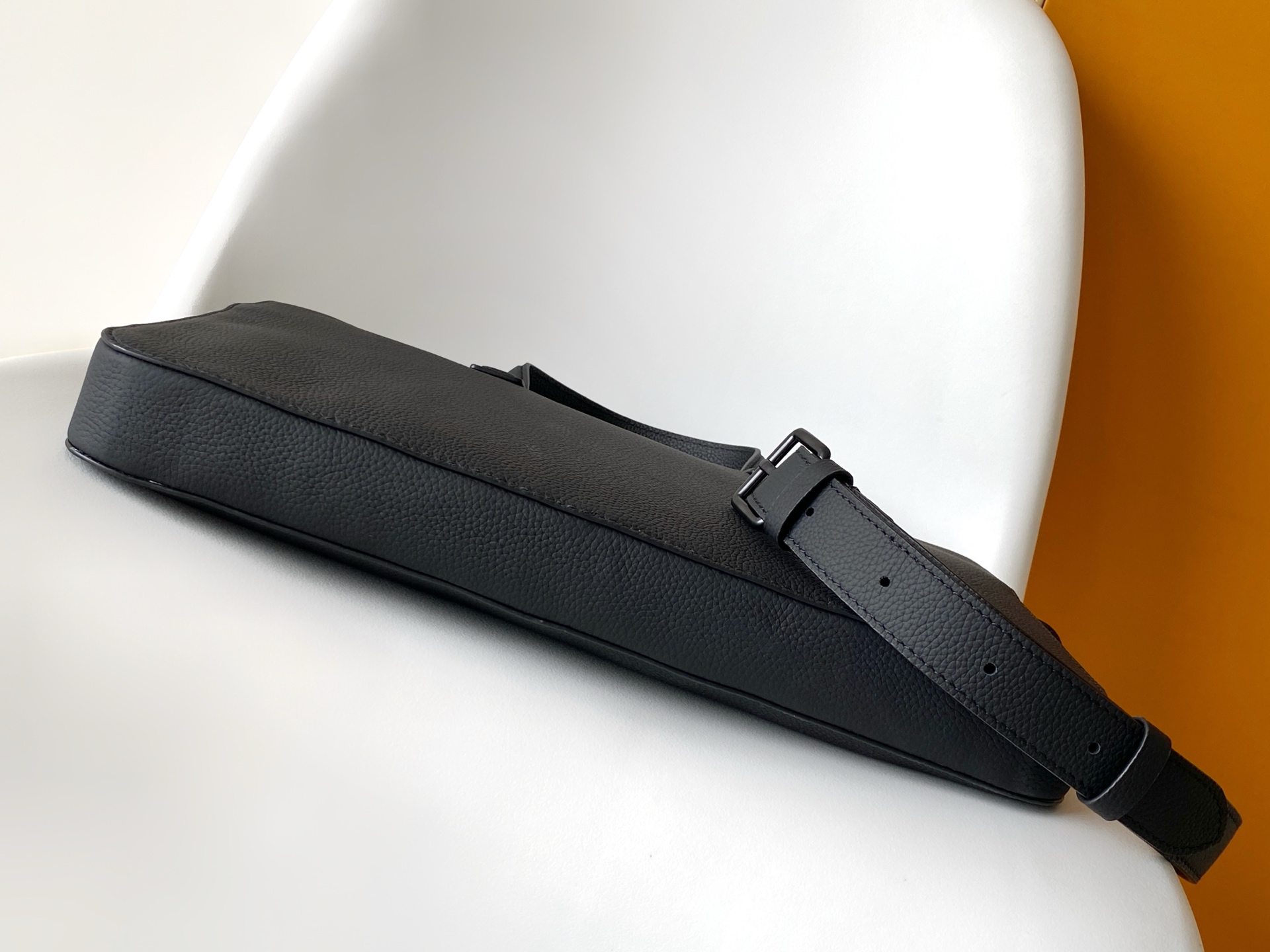 LV高仿男士黑色商務手提包 百搭通勤專用簡約設計｜歐美奢侈品精品推薦