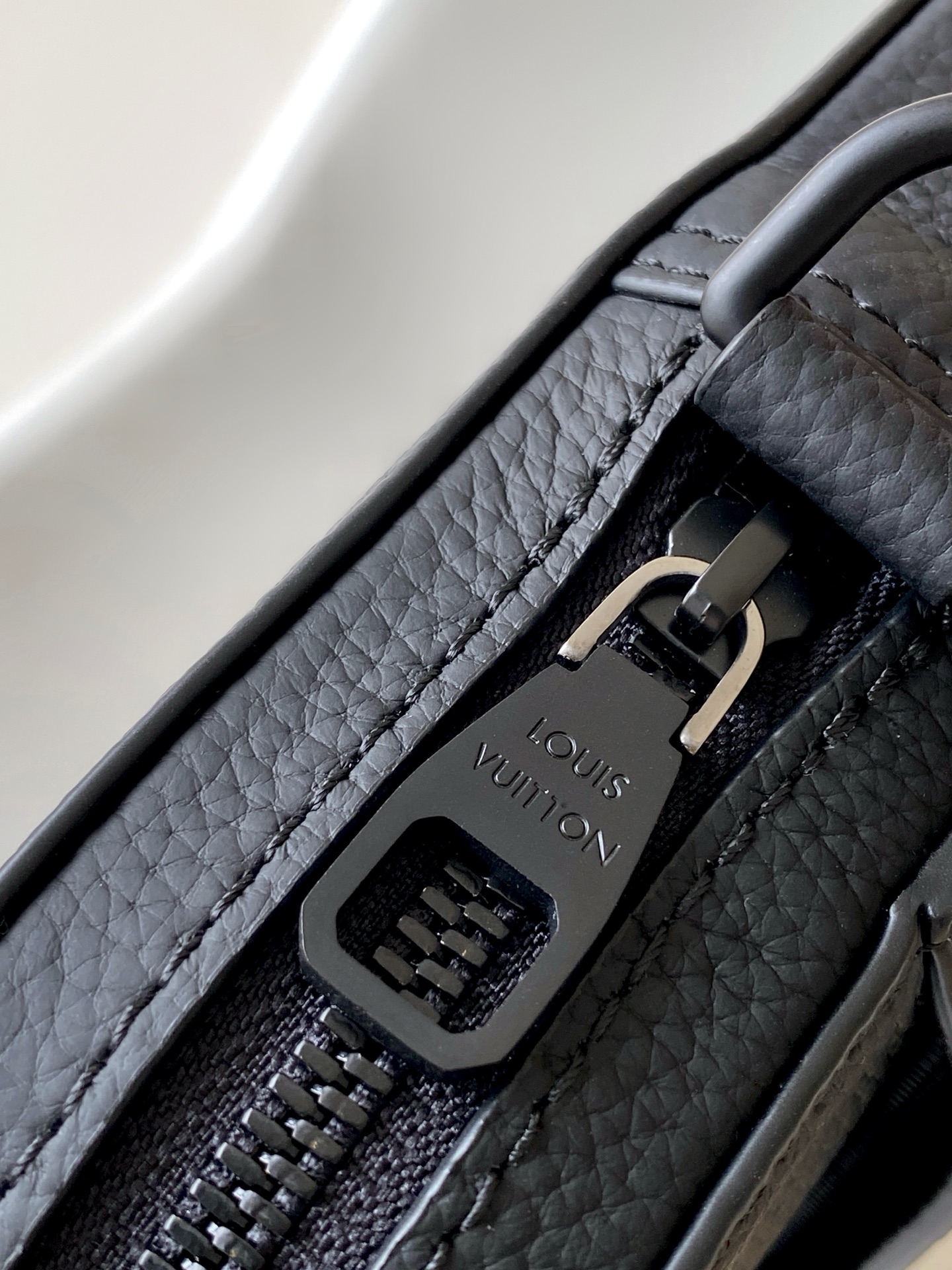 LV高仿男士黑色商務手提包 百搭通勤專用簡約設計｜歐美奢侈品精品推薦