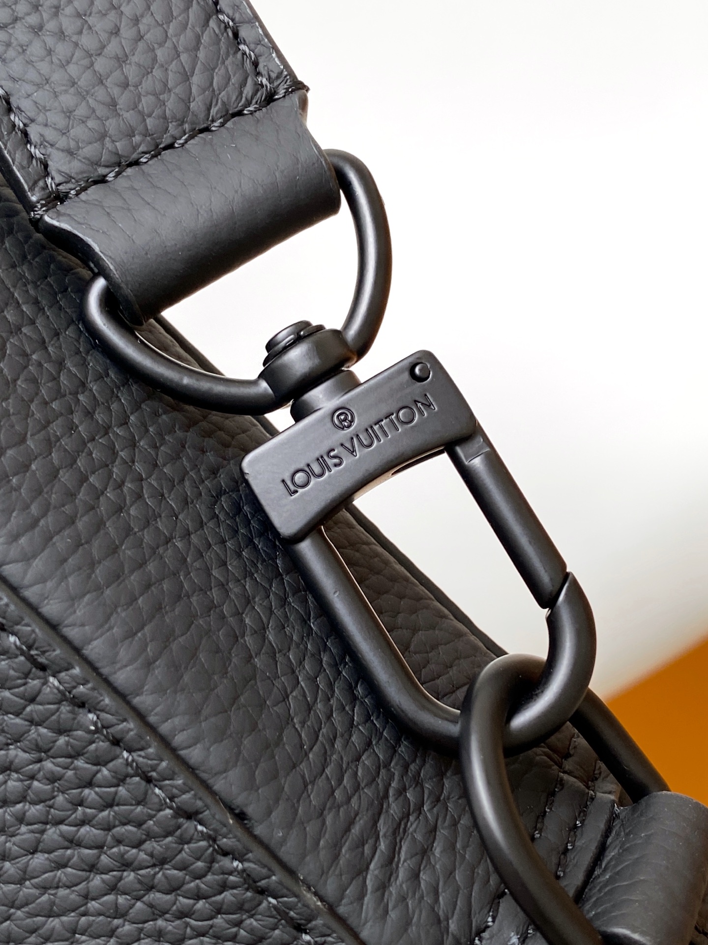 LV高仿男士黑色商務手提包 百搭通勤專用簡約設計｜歐美奢侈品精品推薦