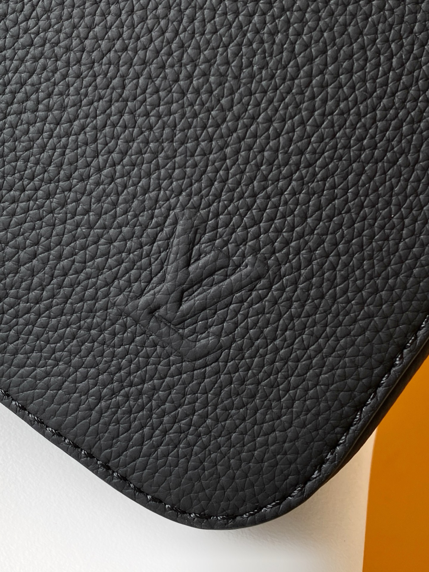 LV高仿男士黑色商務手提包 百搭通勤專用簡約設計｜歐美奢侈品精品推薦