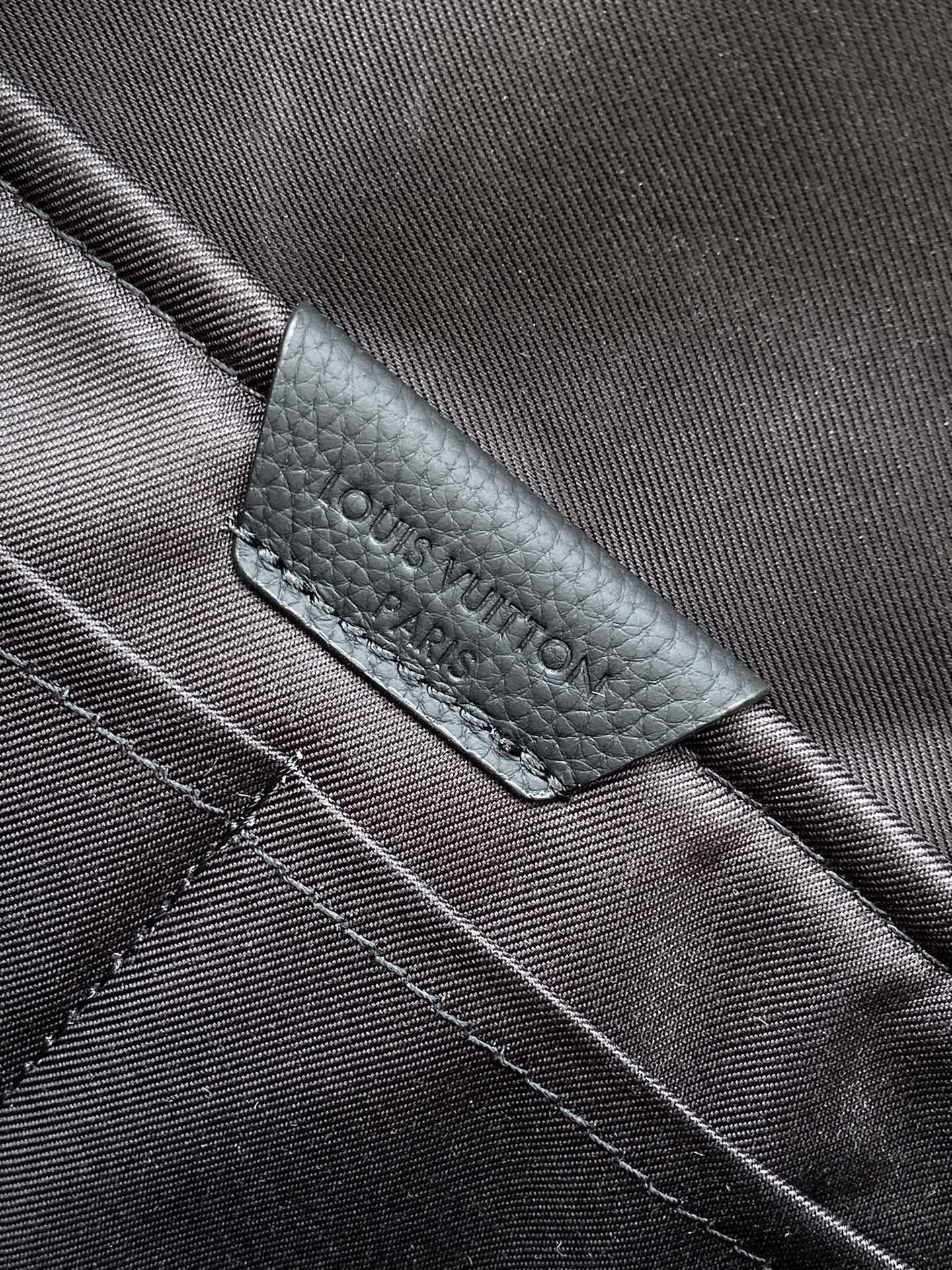 LV高仿男士黑色商務手提包 百搭通勤專用簡約設計｜歐美奢侈品精品推薦