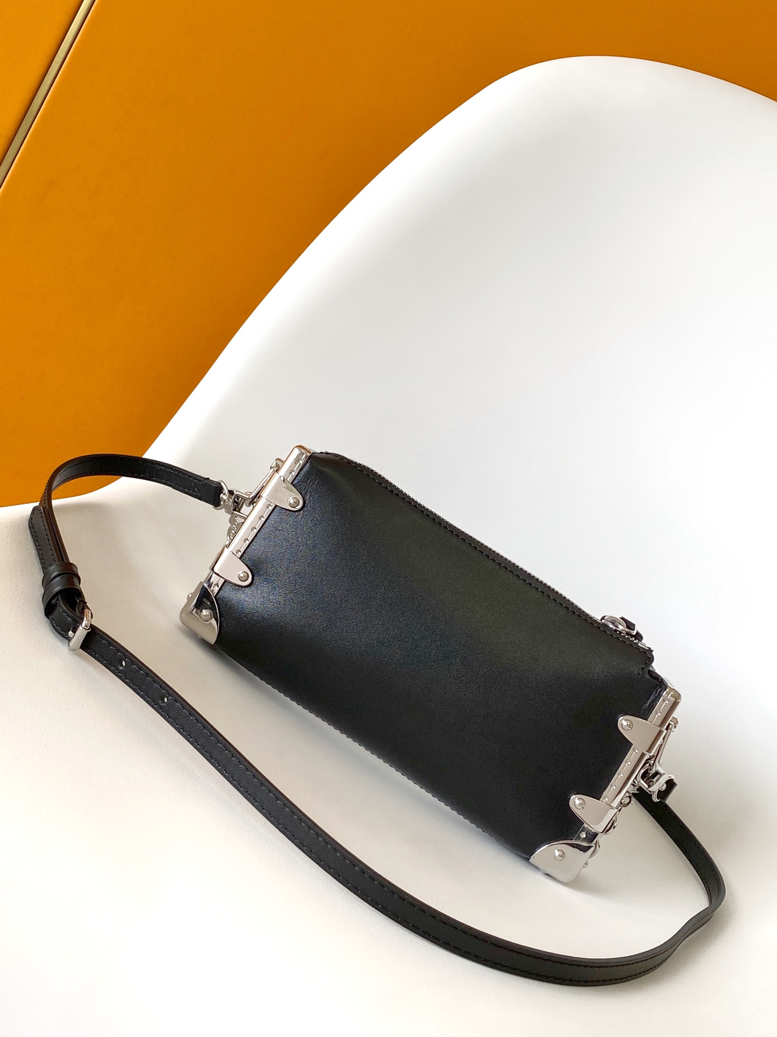 LV原單黑色金屬邊飾手拿包 簡約帥氣鏈條款設計