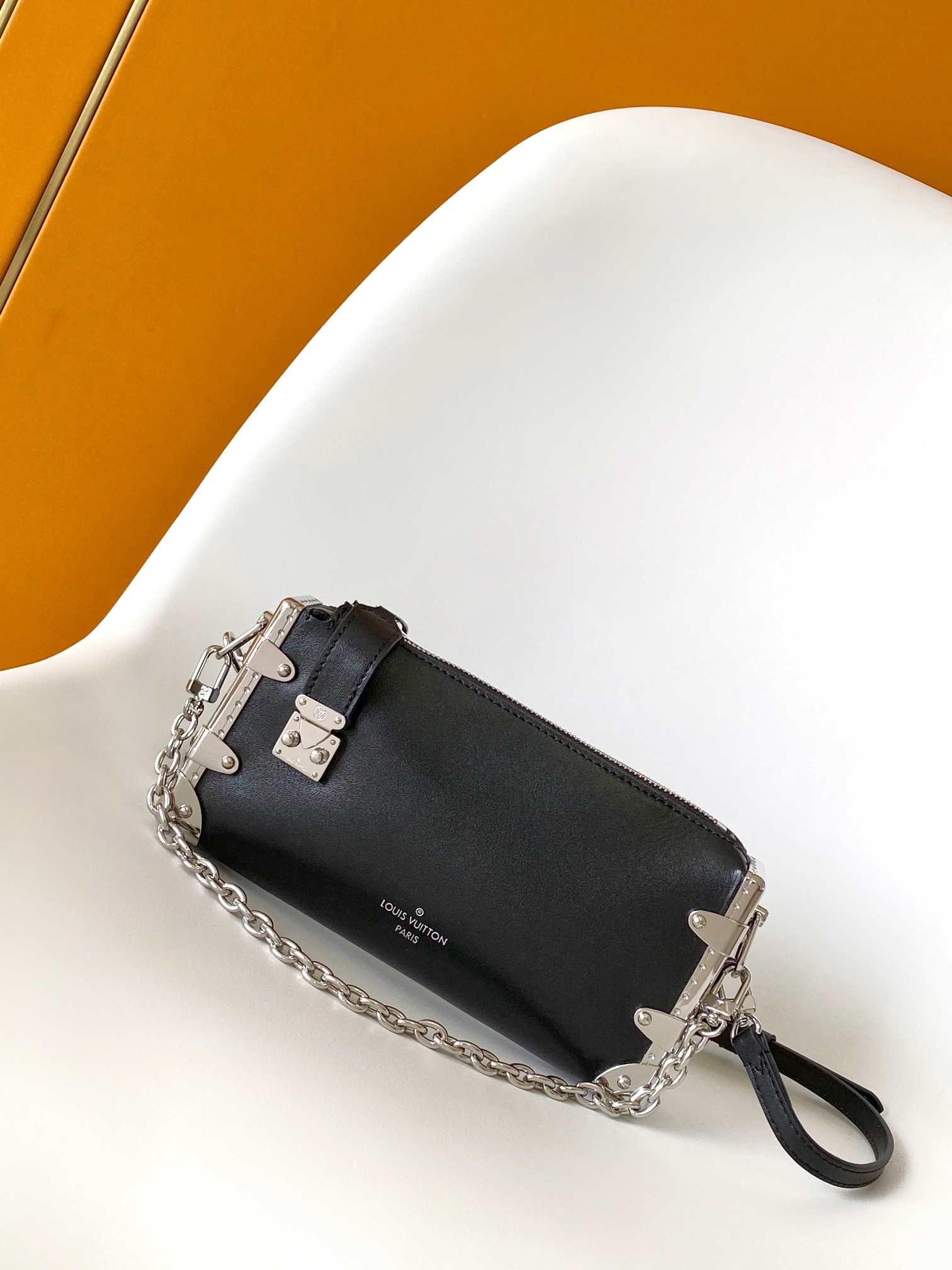 LV原單黑色金屬邊飾手拿包 簡約帥氣鏈條款設計｜歐美奢侈品精品推薦