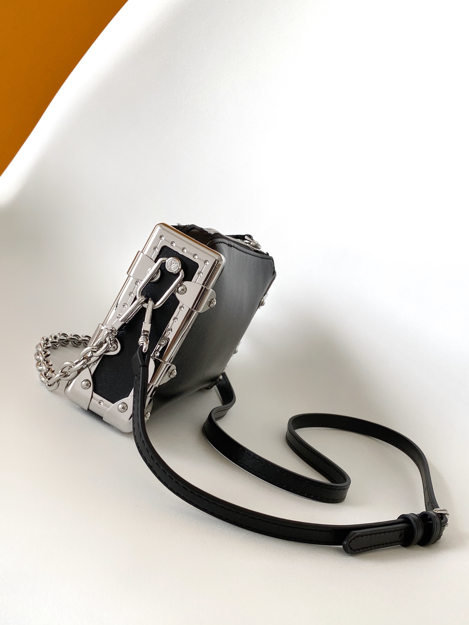 LV原單黑色金屬邊飾手拿包 簡約帥氣鏈條款設計｜歐美奢侈品精品推薦