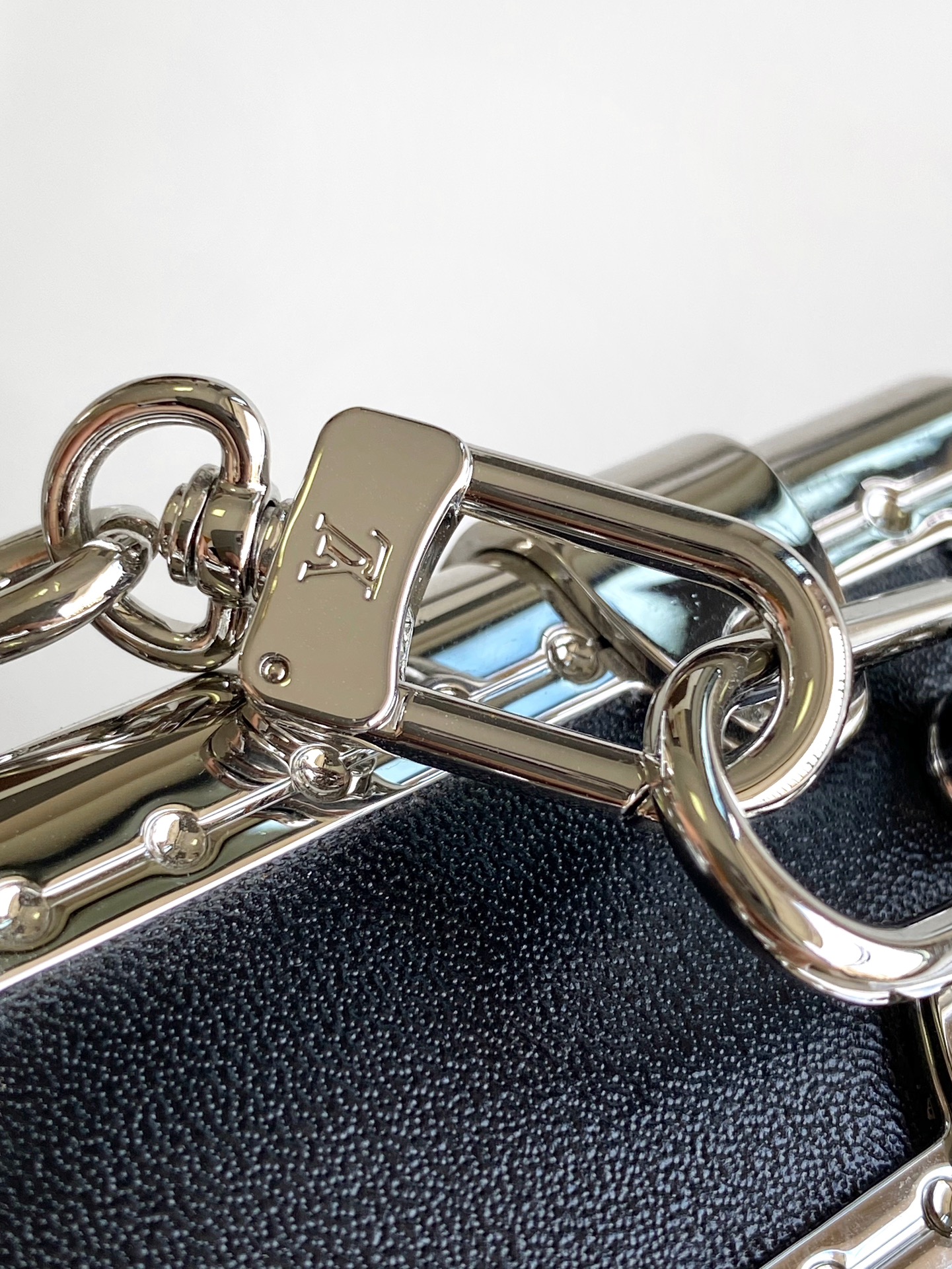 LV原單黑色金屬邊飾手拿包 簡約帥氣鏈條款設計｜歐美奢侈品精品推薦