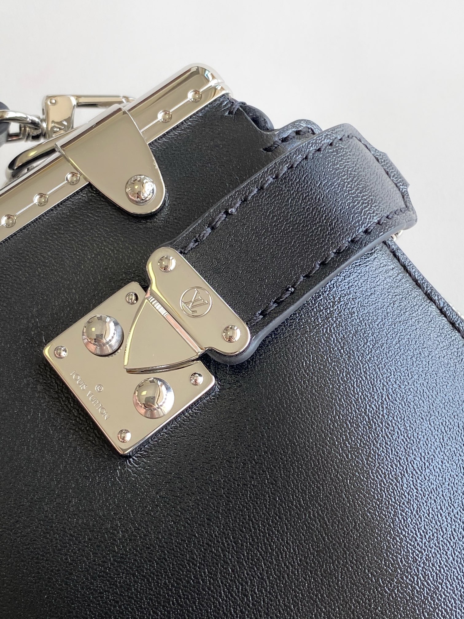 LV原單黑色金屬邊飾手拿包 簡約帥氣鏈條款設計｜歐美奢侈品精品推薦